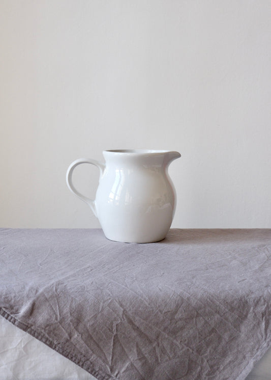 Le pichet blanc en faïence