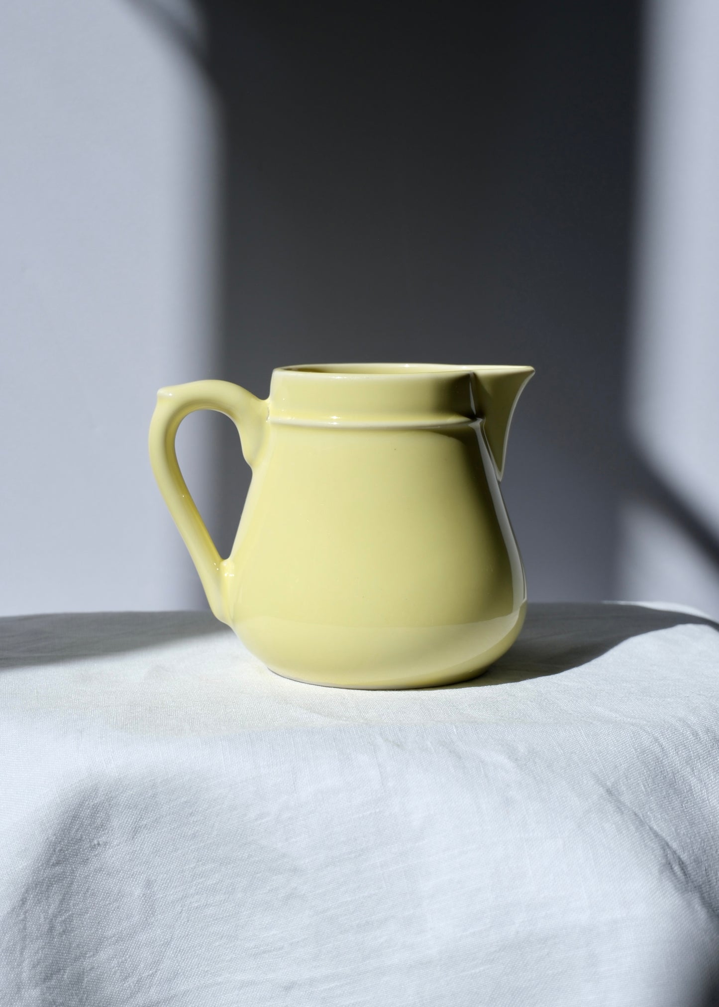 Pot à lait jaune clair