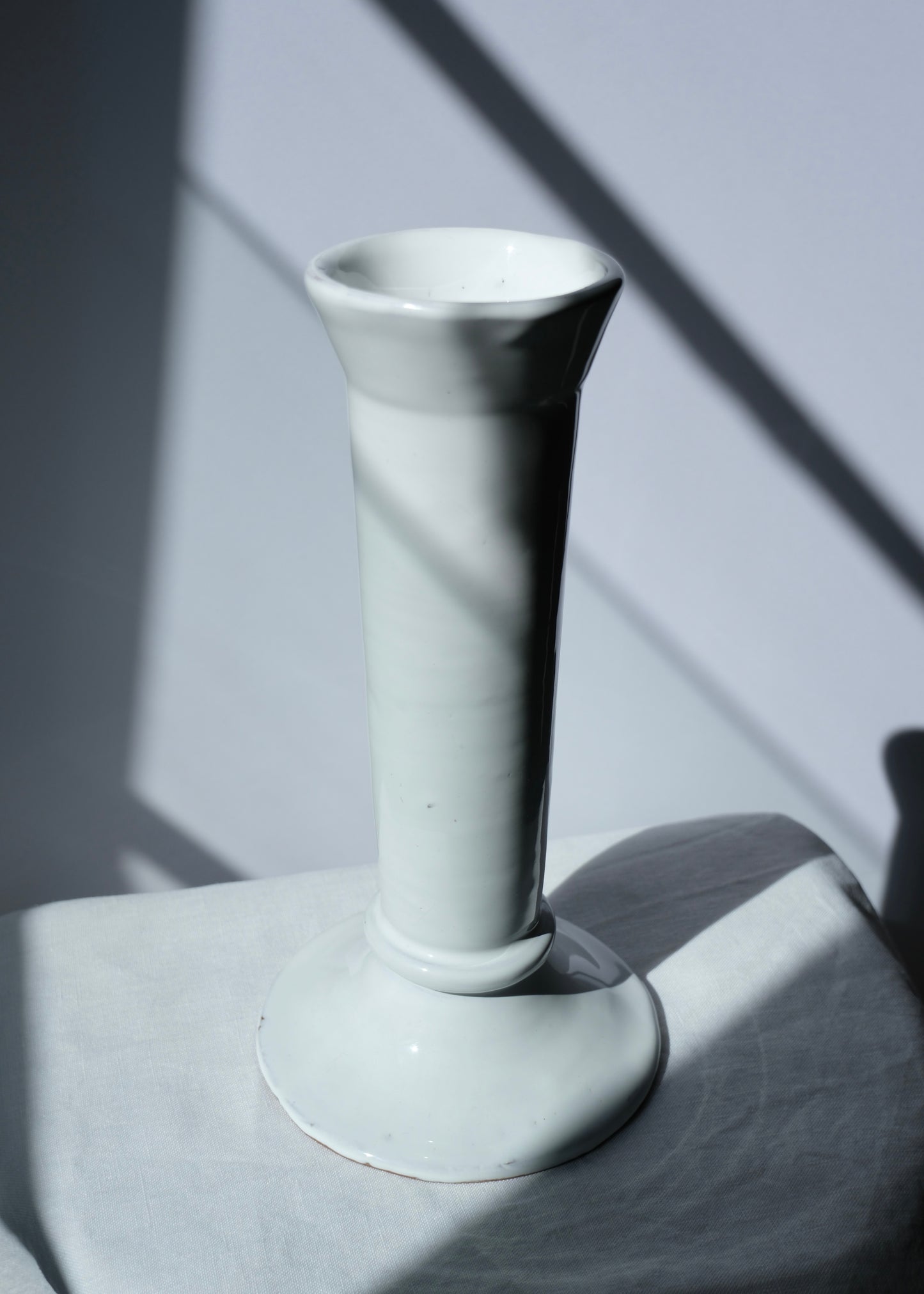 Le vase tube en céramique blanc Christian de Mons