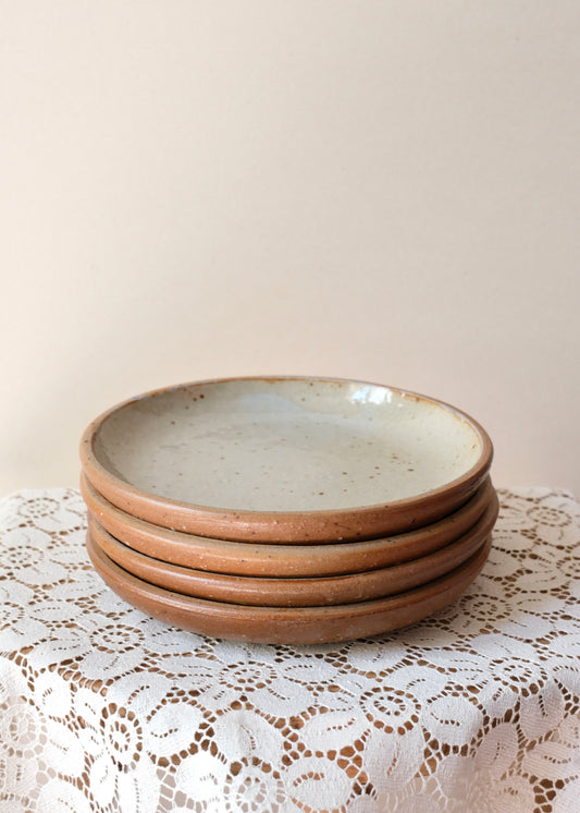 Les assiettes en grès beige