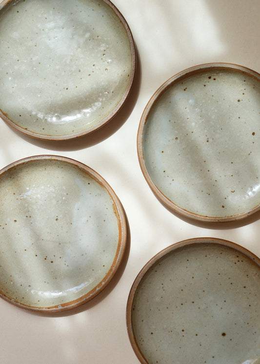 Les assiettes en grès beige