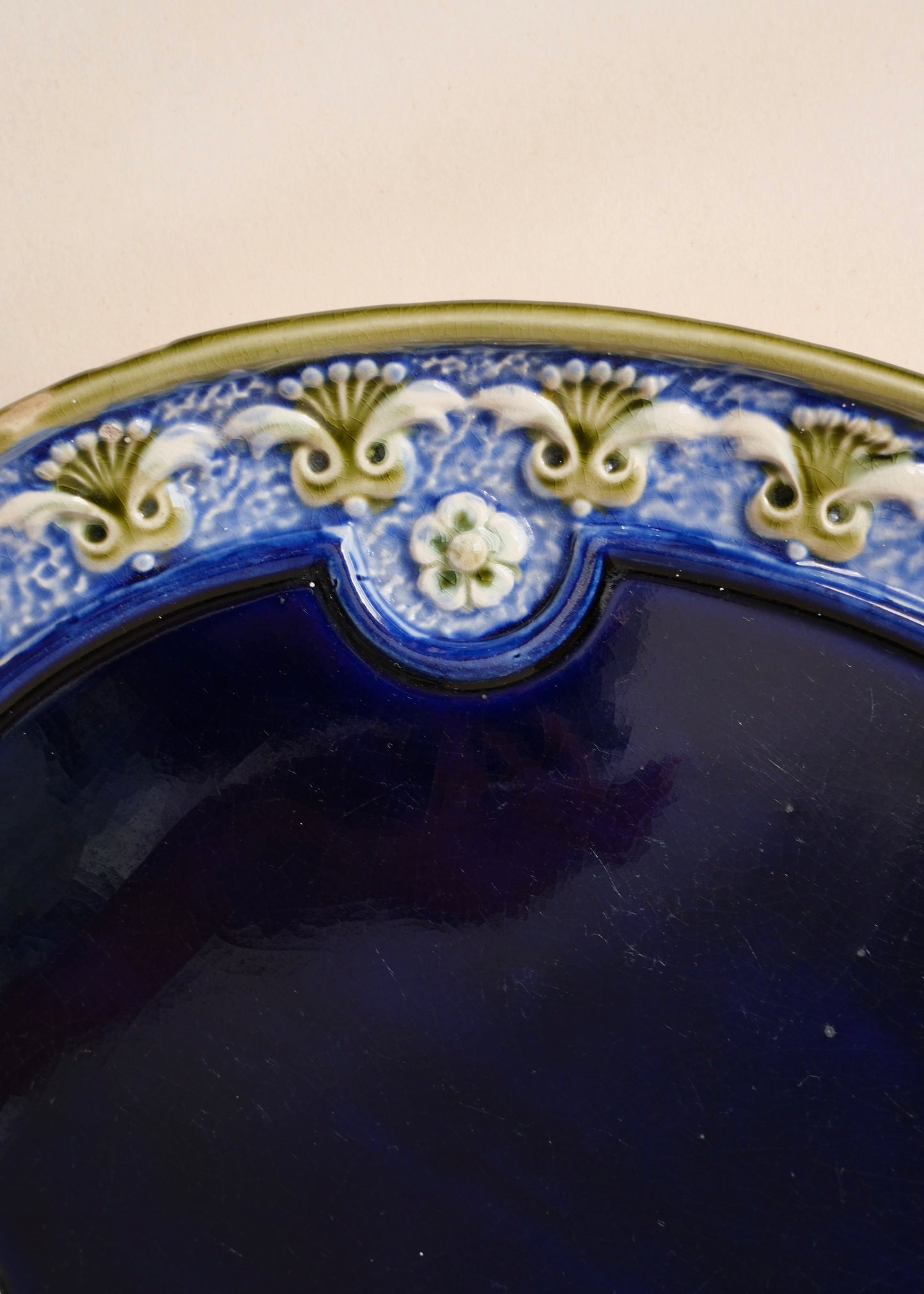 Le plat oval bleu nuit