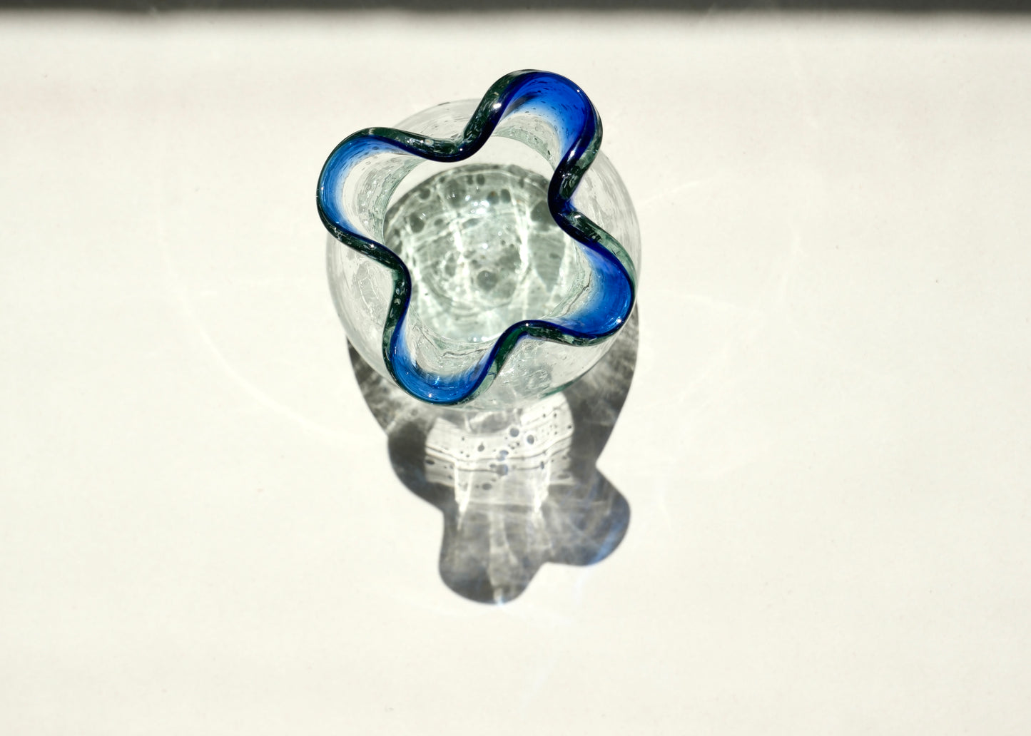 Vase en verre soufflé ondulé