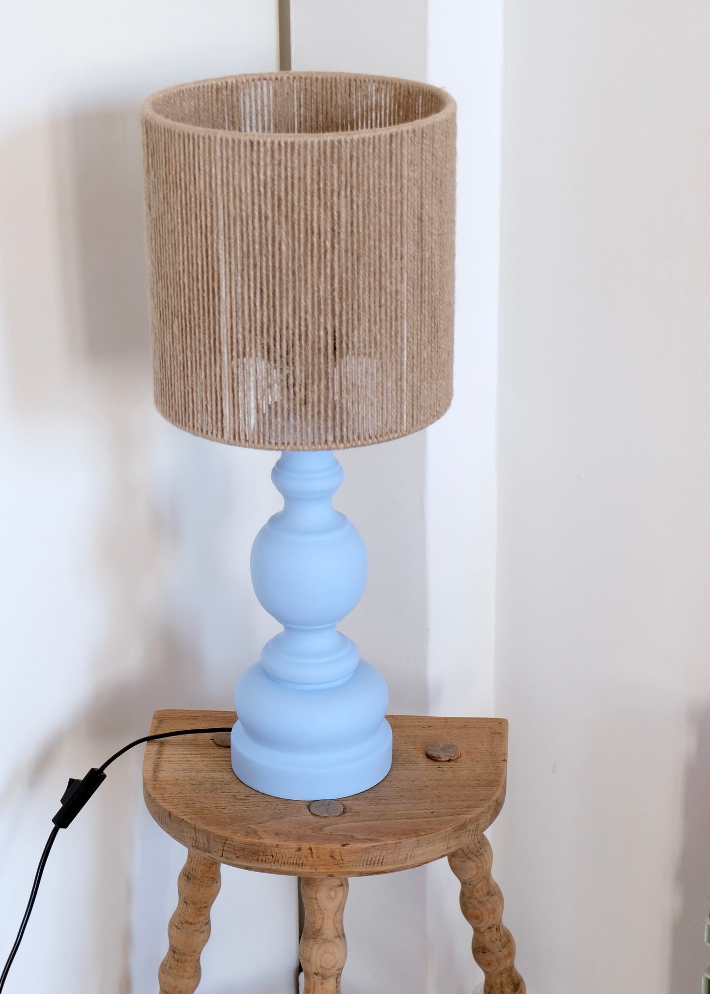 La grande lampe en bois bleu