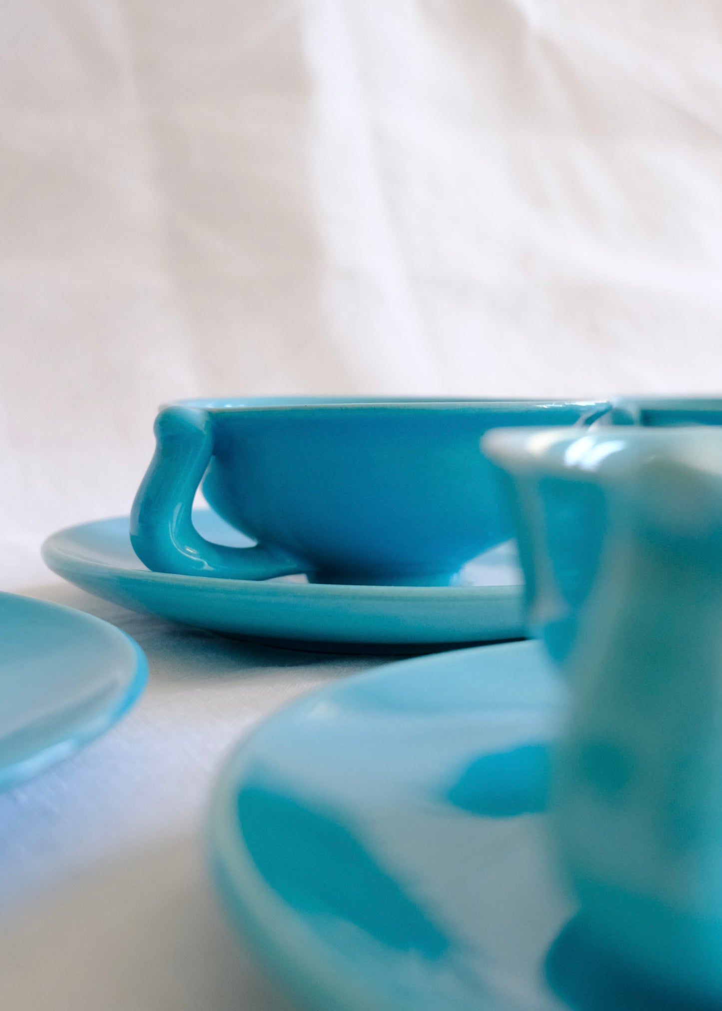 Les tasses en céramiques bleu azur