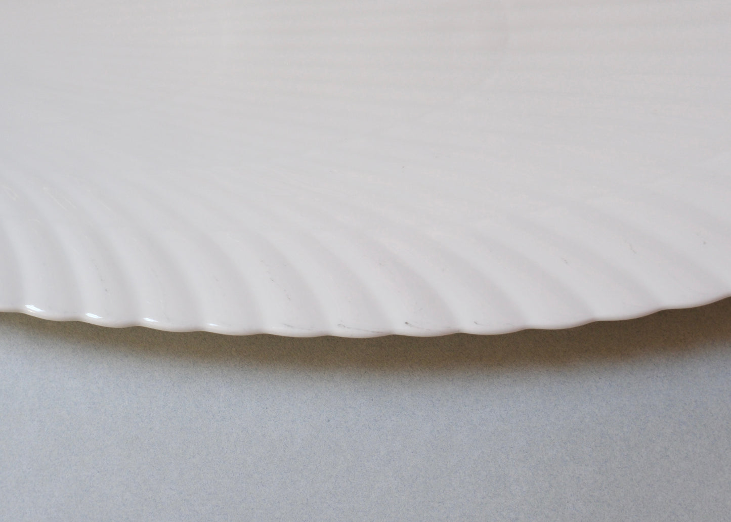 Le grand plat "Shell Pearl" Raynaud, Limoges