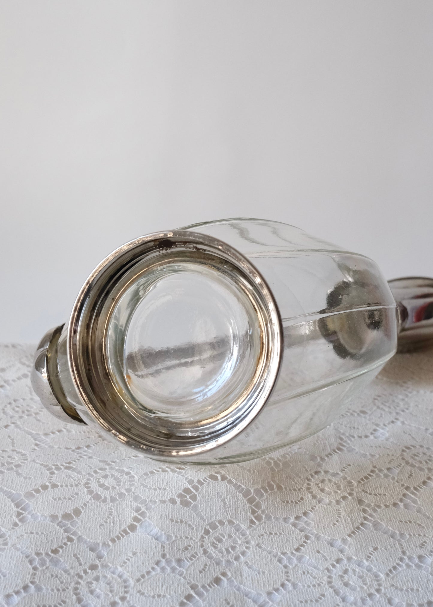 Ancienne carafe "canard" en verre et métal argenté
