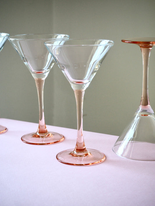 Les verres à cocktails au pied rose
