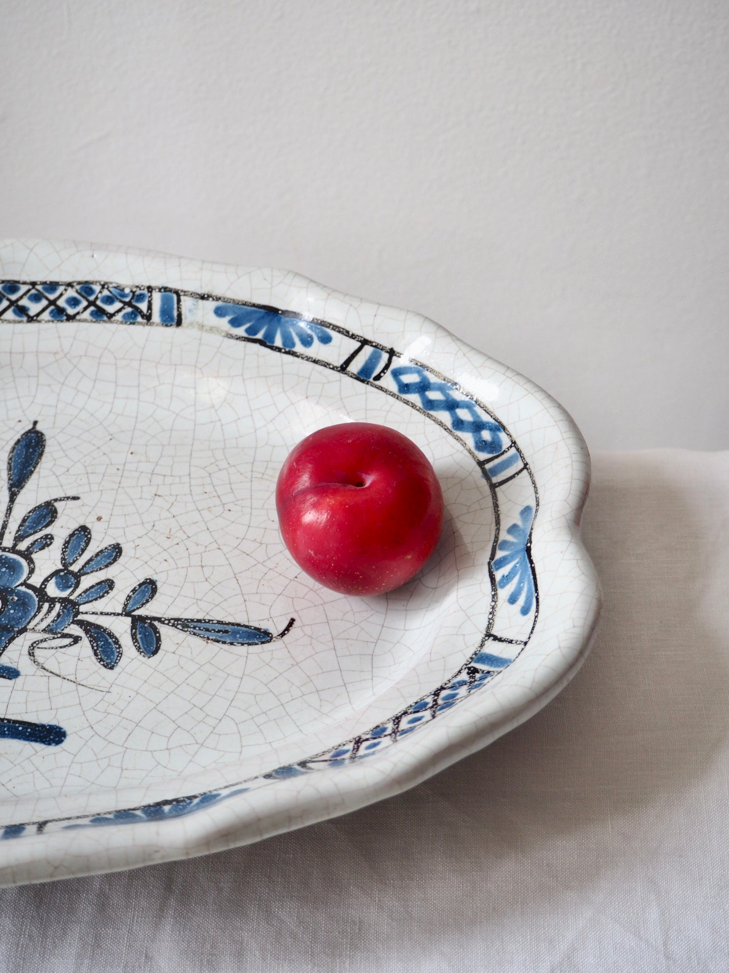 Le plat cul noir en faïence de Rouen