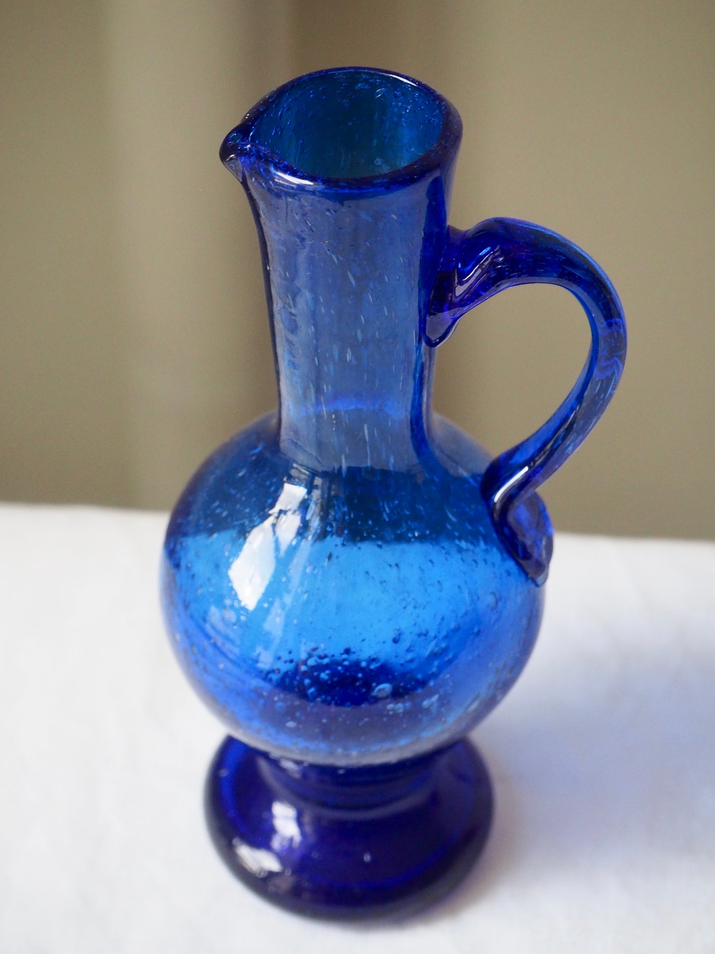 Aiguière en verre soufflé bleu cobalt