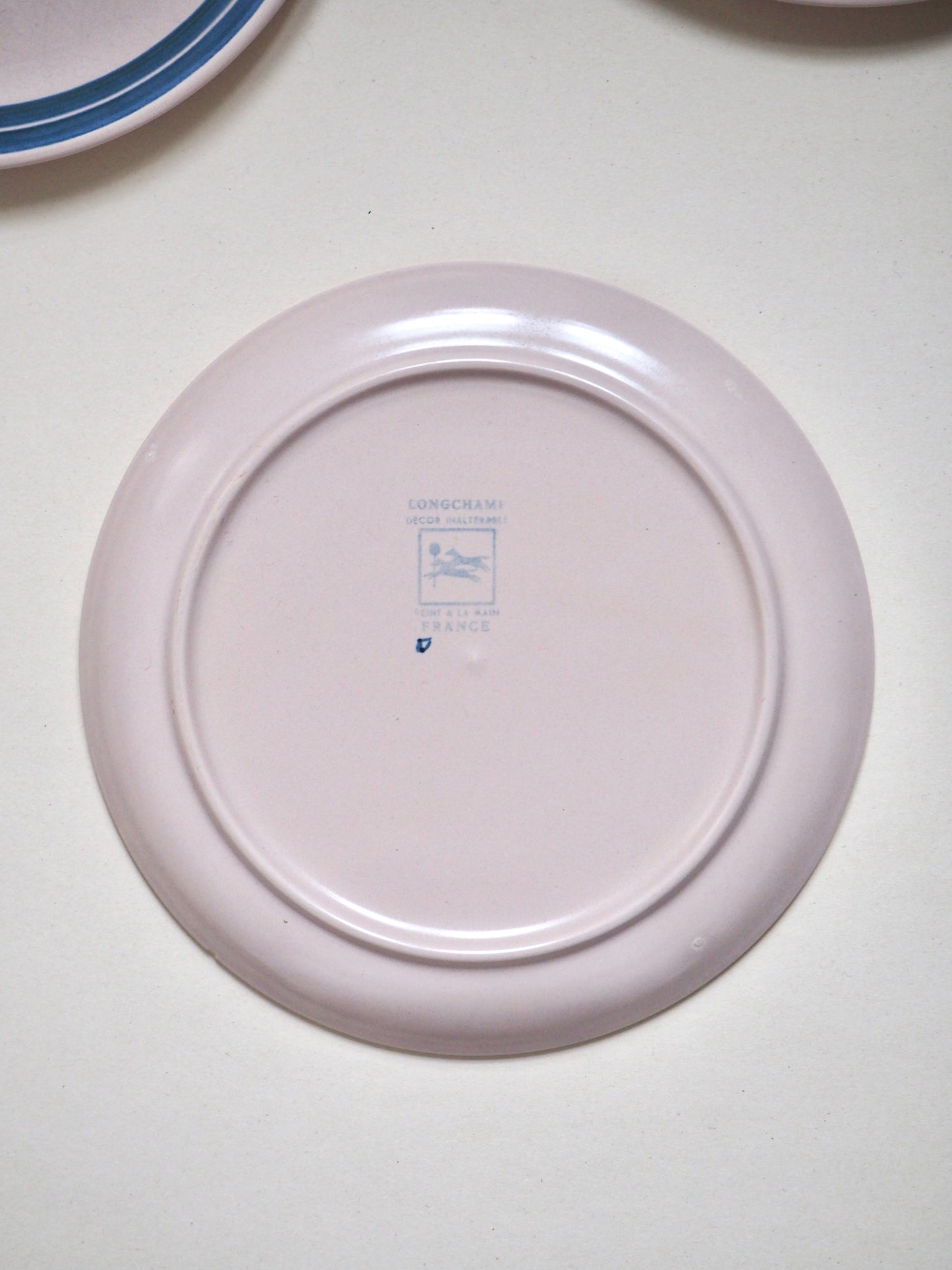 Les assiettes fleurs bleues en céramique de Longchamps