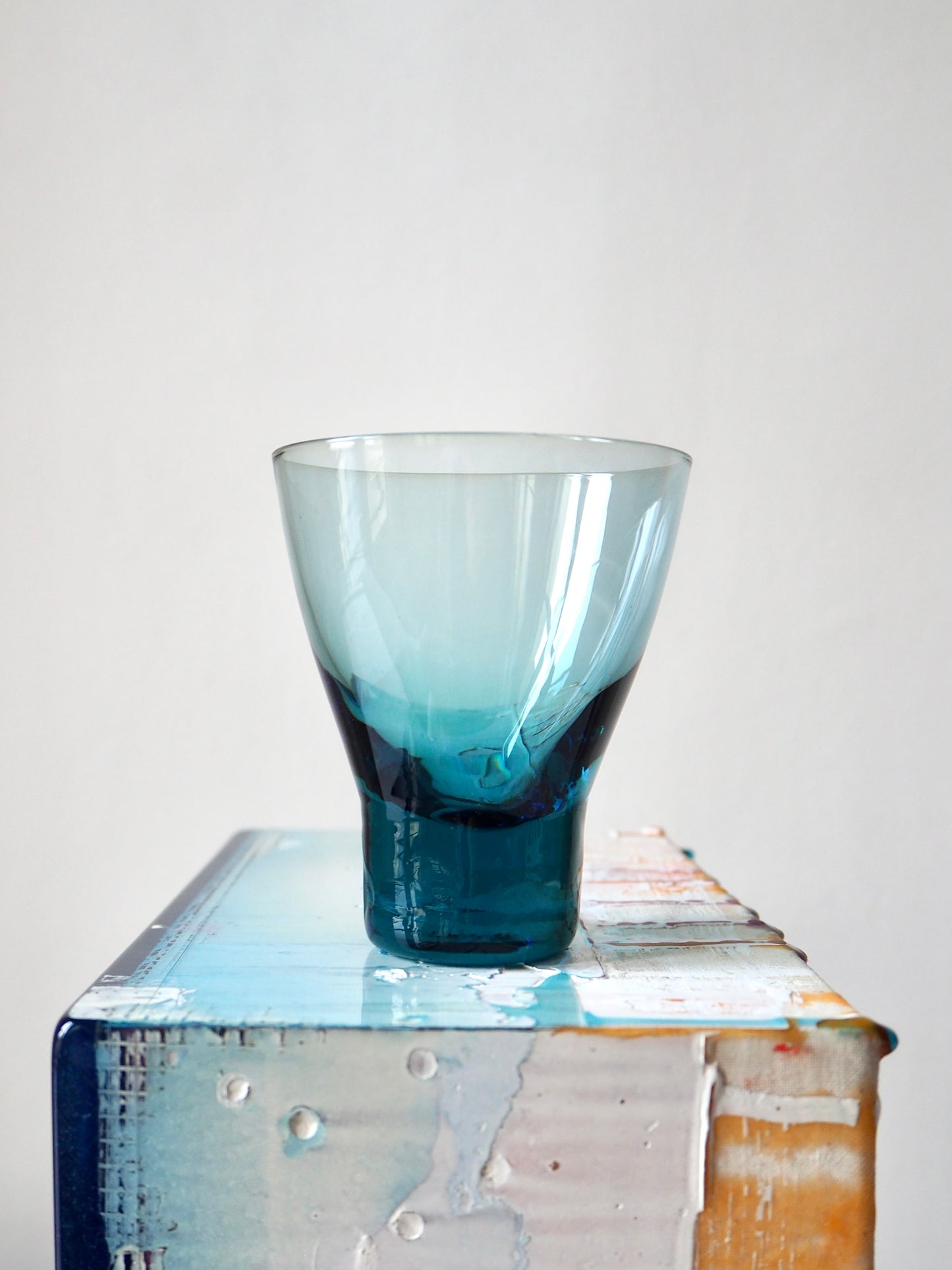 Les petits verres coniques bleus fumés