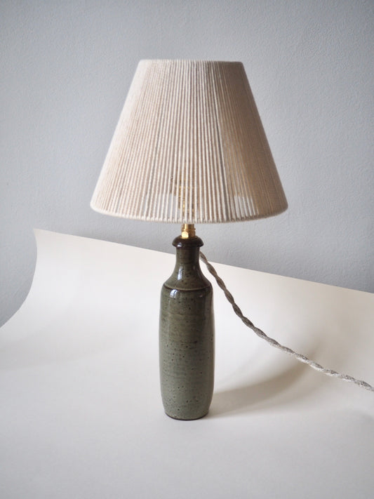 La lampe en céramique grise