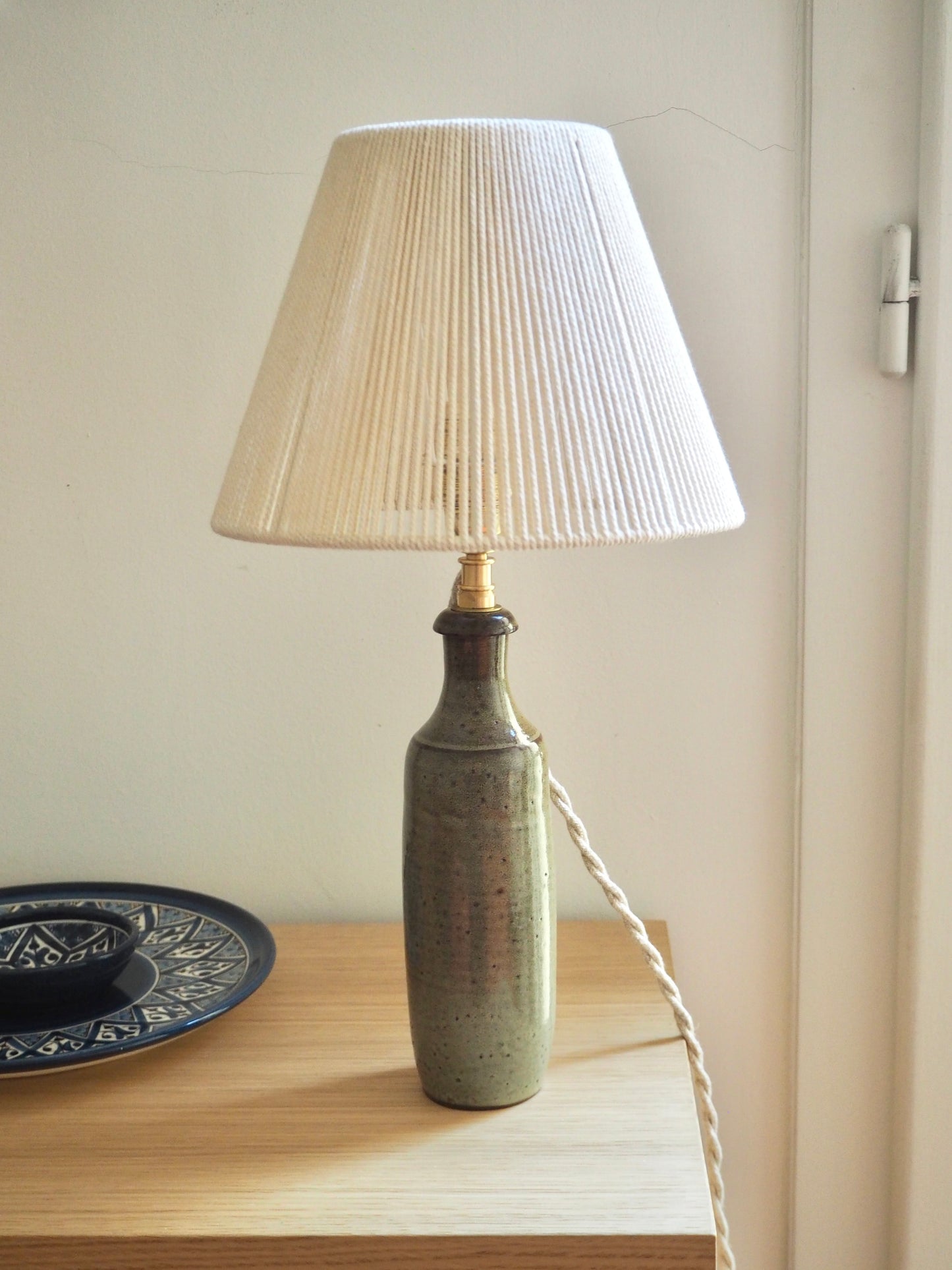 La lampe en céramique grise