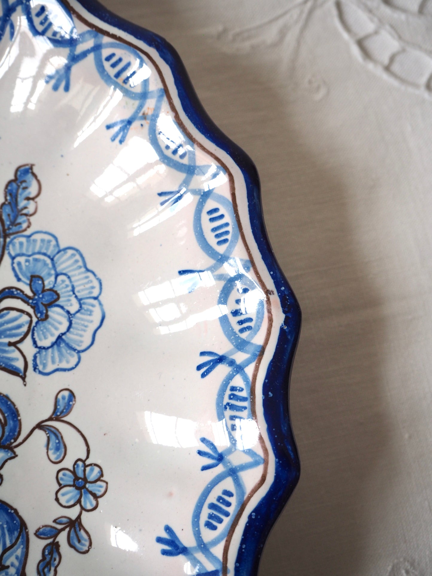 L'assiette en faïence de Nevers