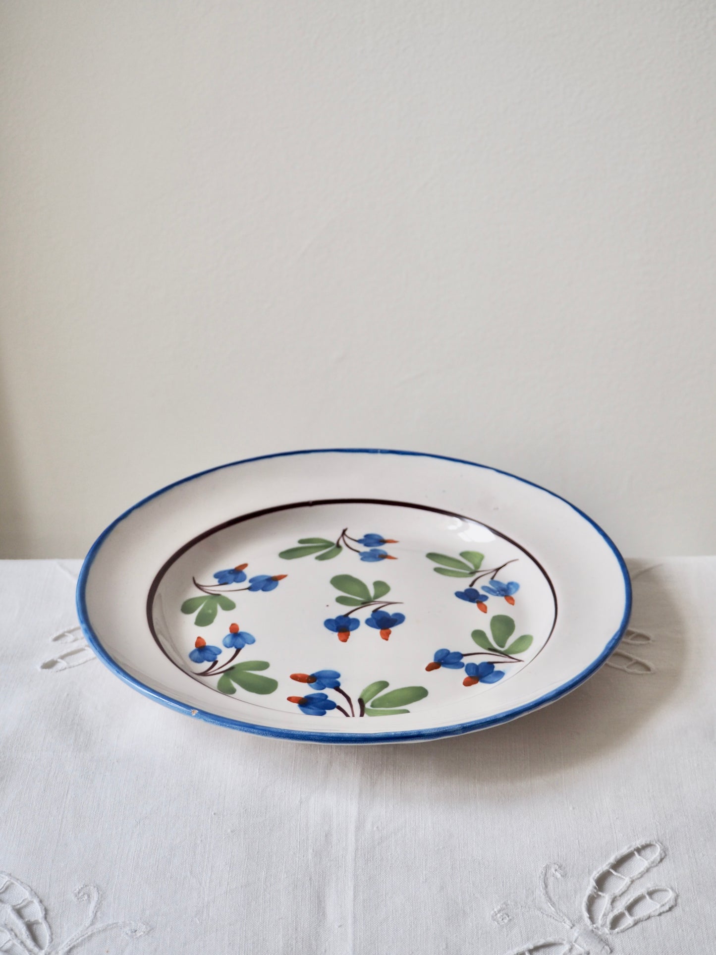 L'assiette décorative fleurs bleues