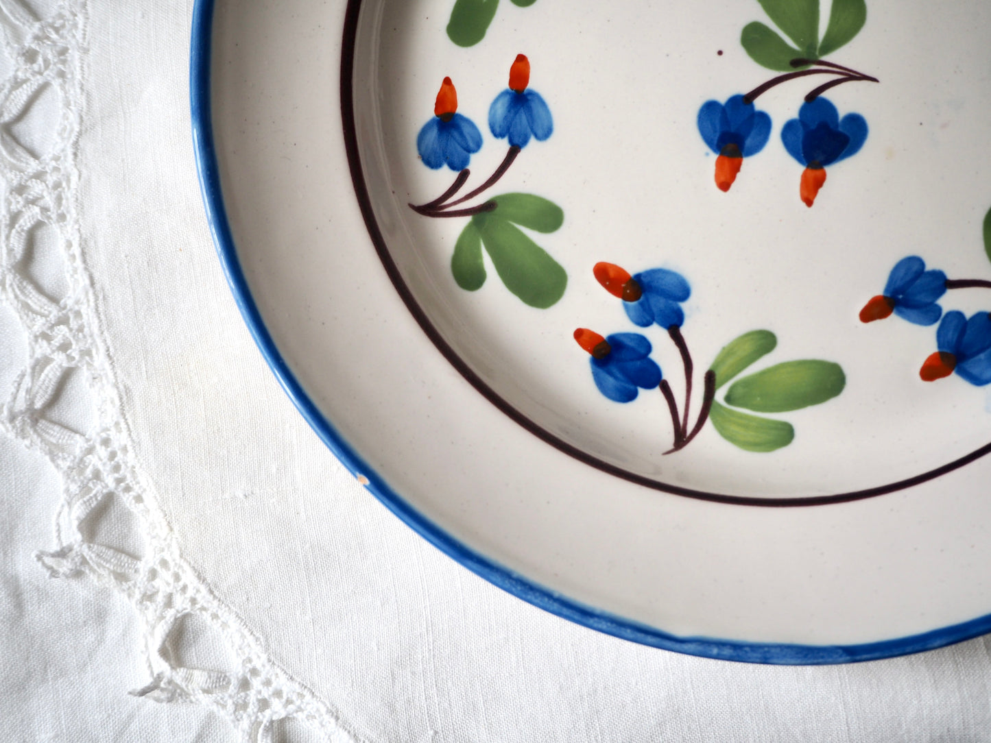 L'assiette décorative fleurs bleues