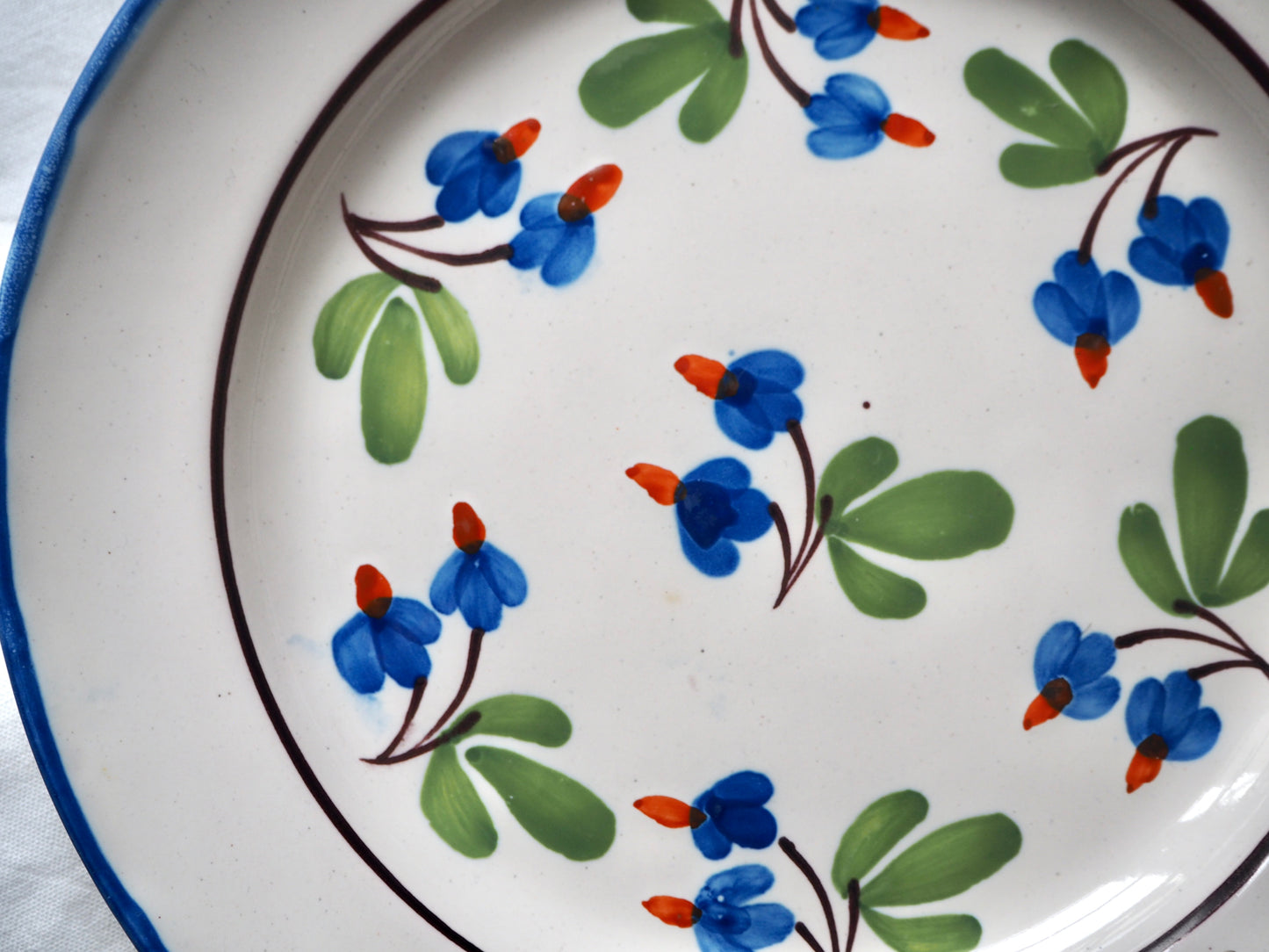 L'assiette décorative fleurs bleues