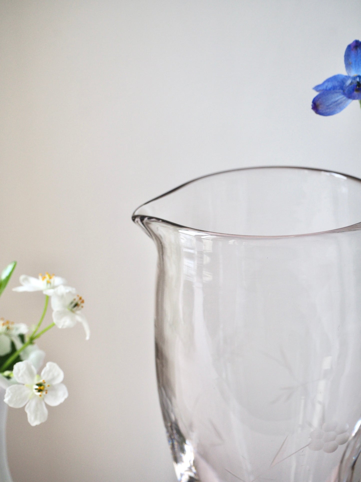 La carafe en verre ciselé