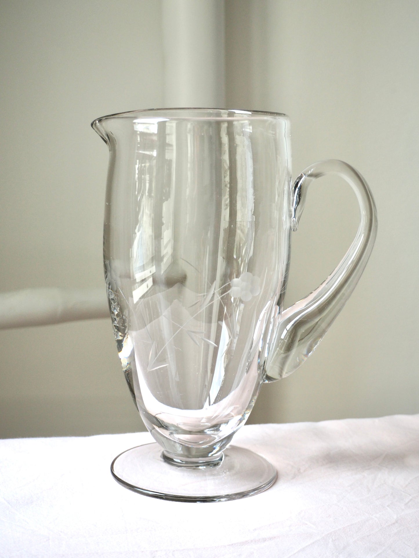La carafe en verre ciselé