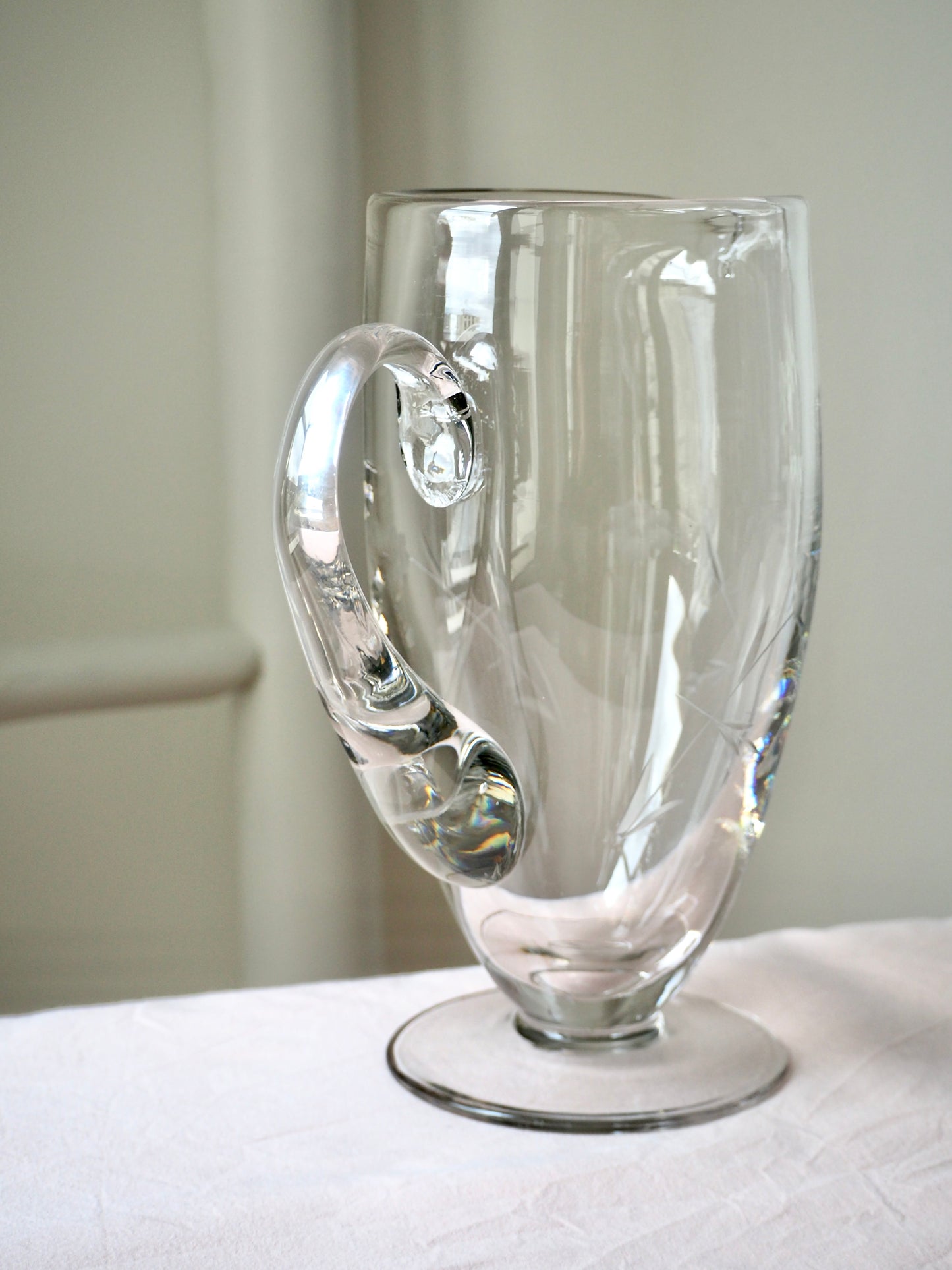 La carafe en verre ciselé