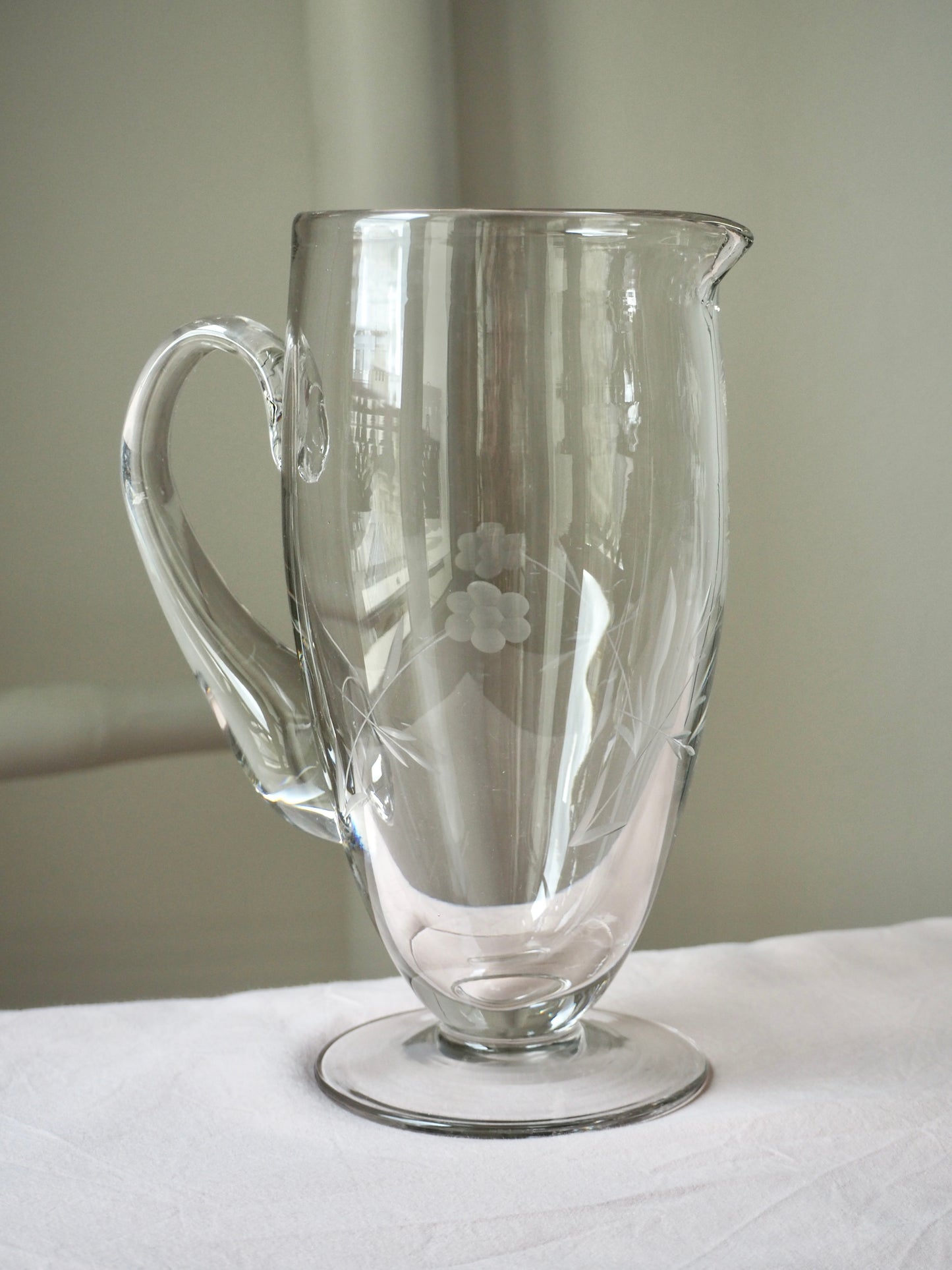 La carafe en verre ciselé
