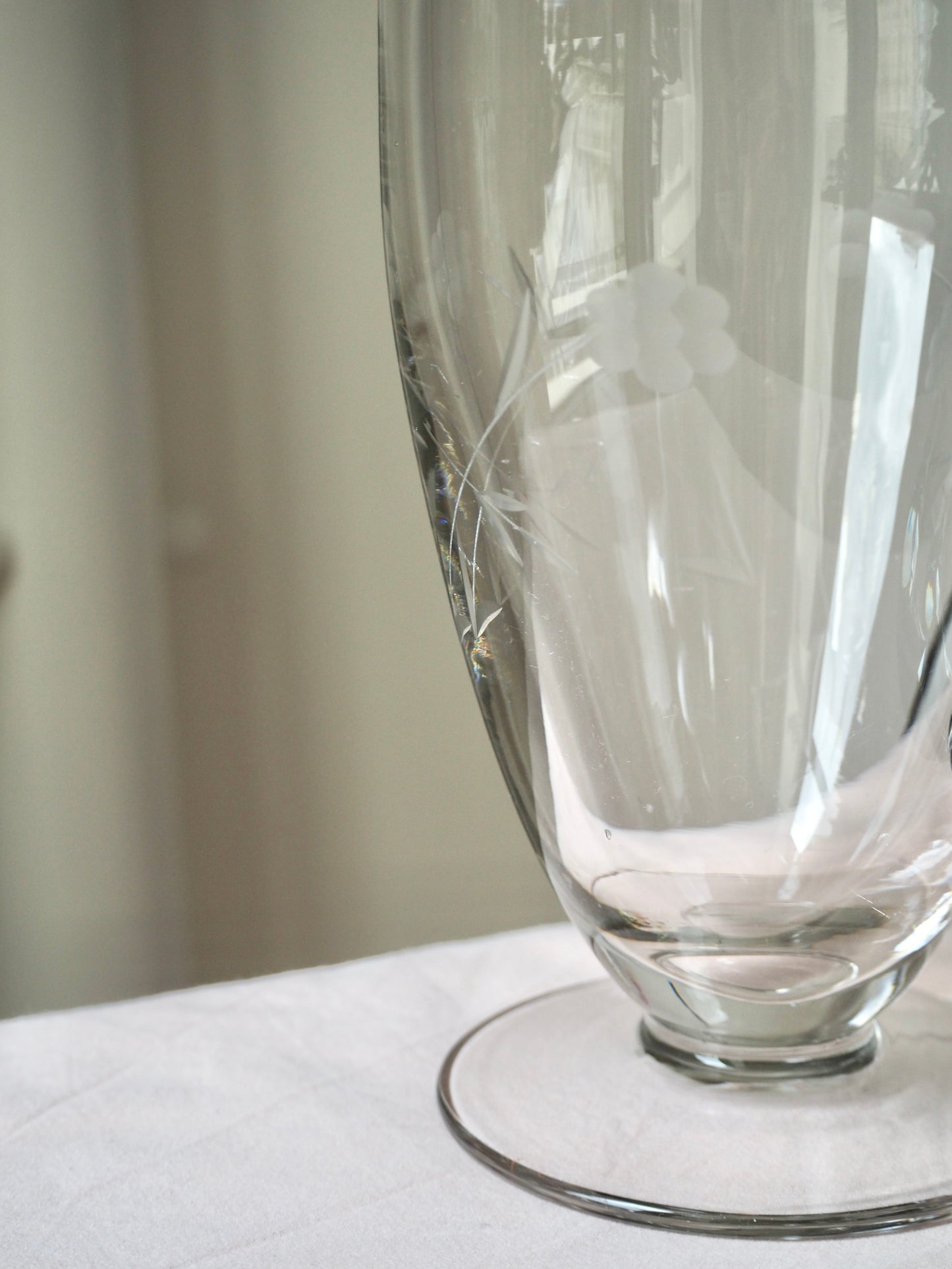 La carafe en verre ciselé