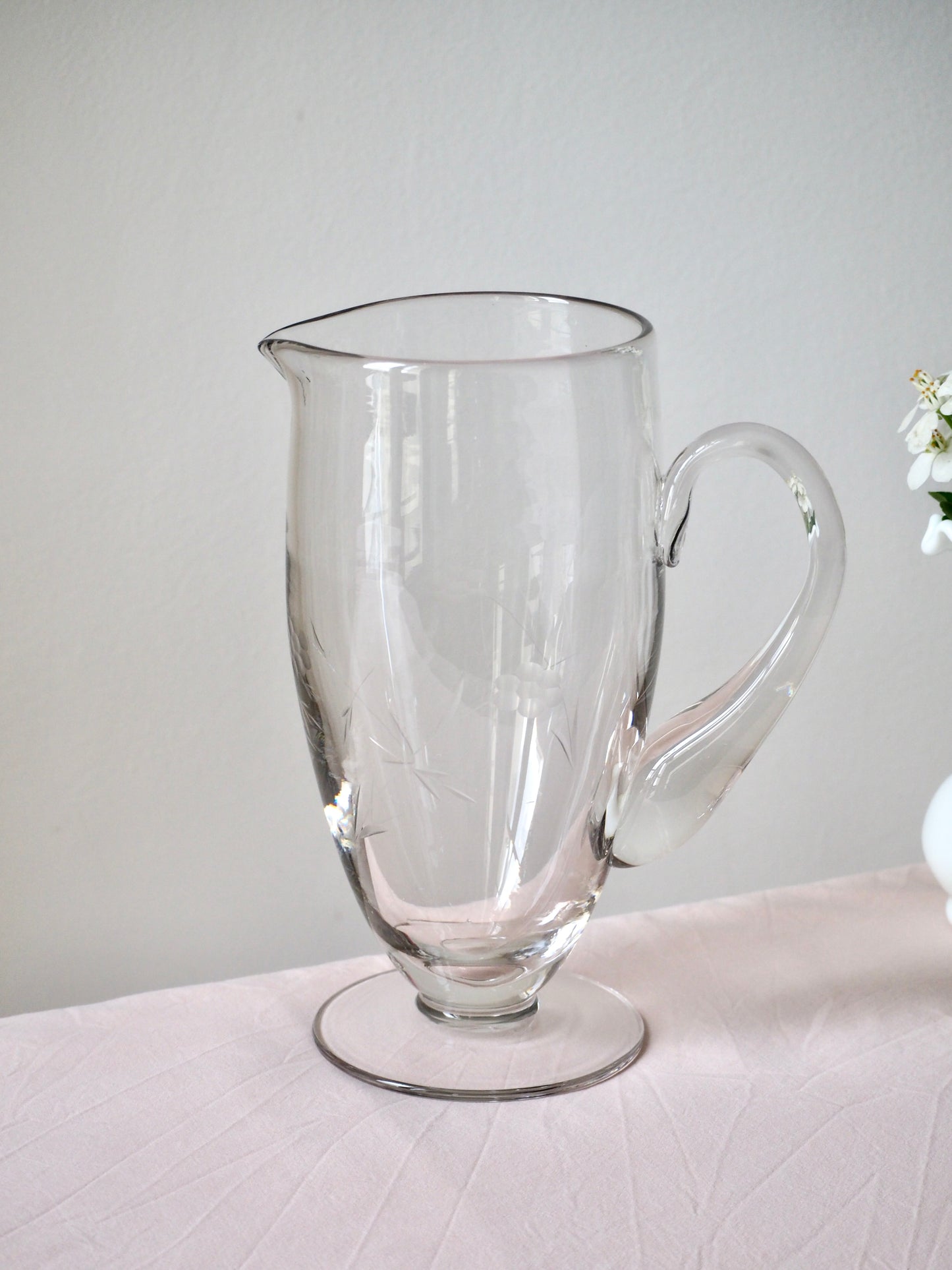 La carafe en verre ciselé