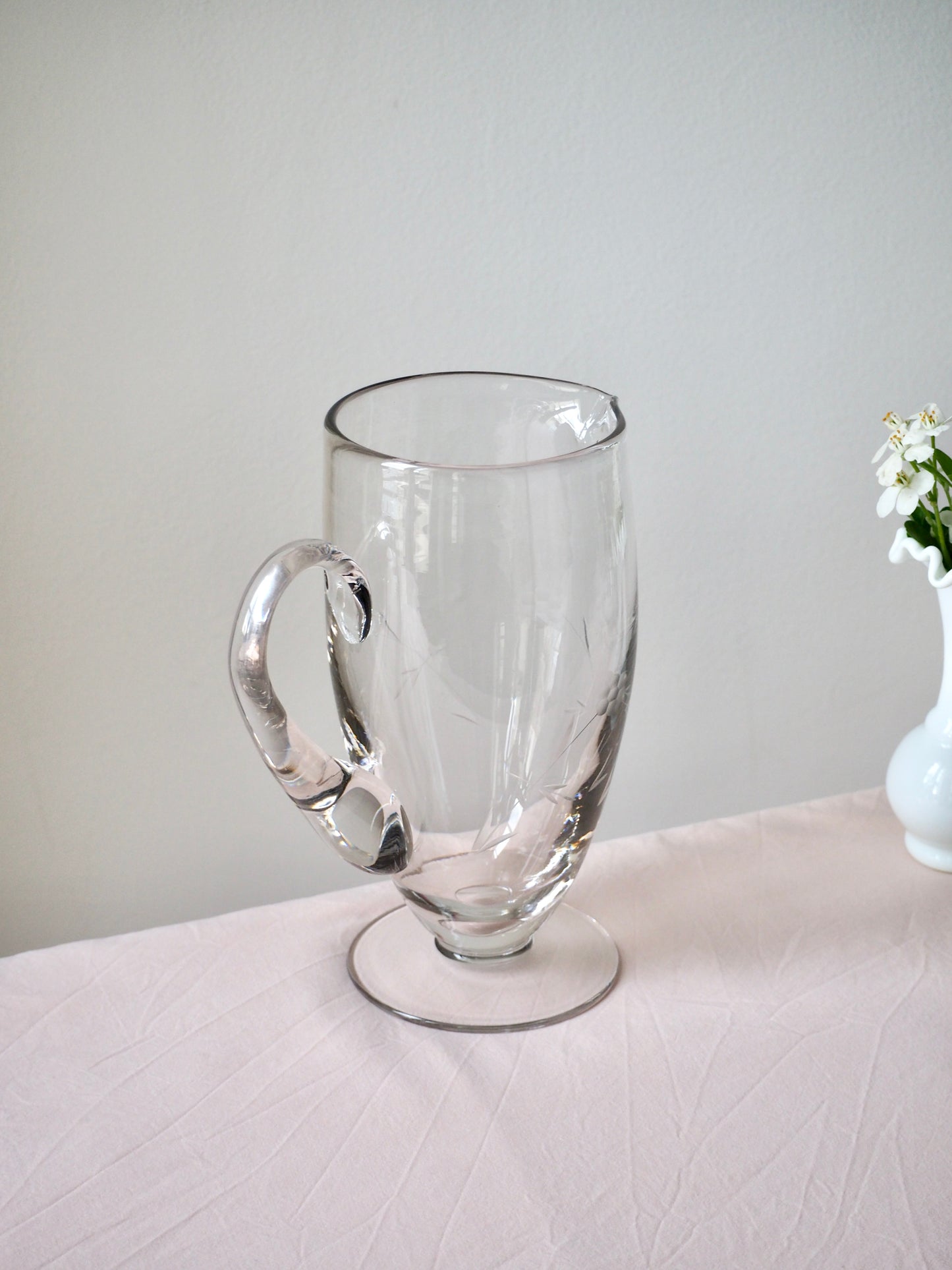 La carafe en verre ciselé