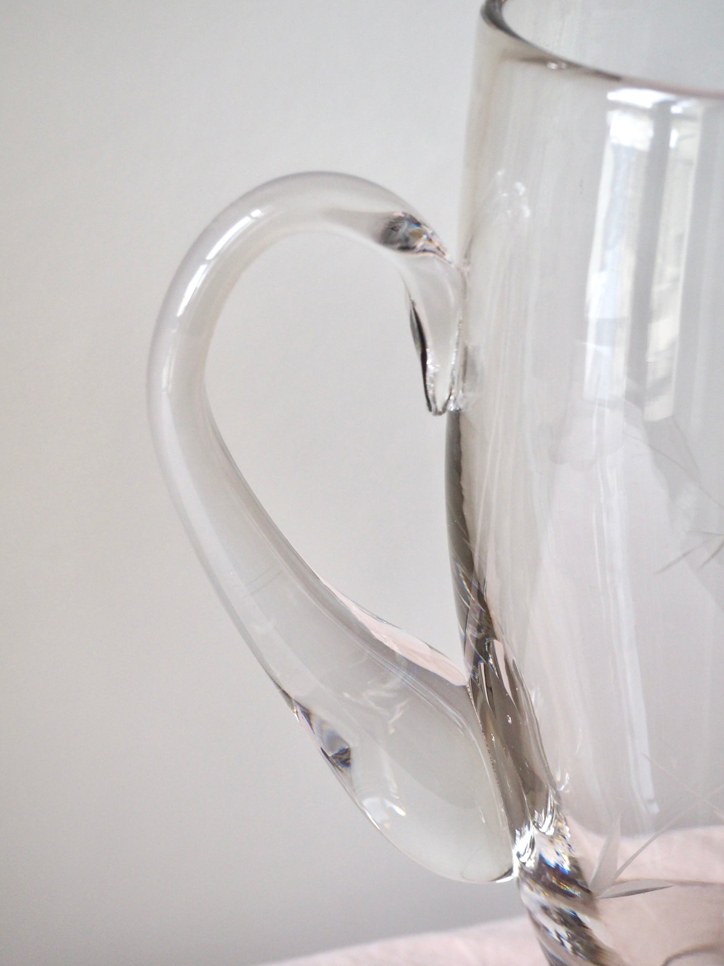 La carafe en verre ciselé