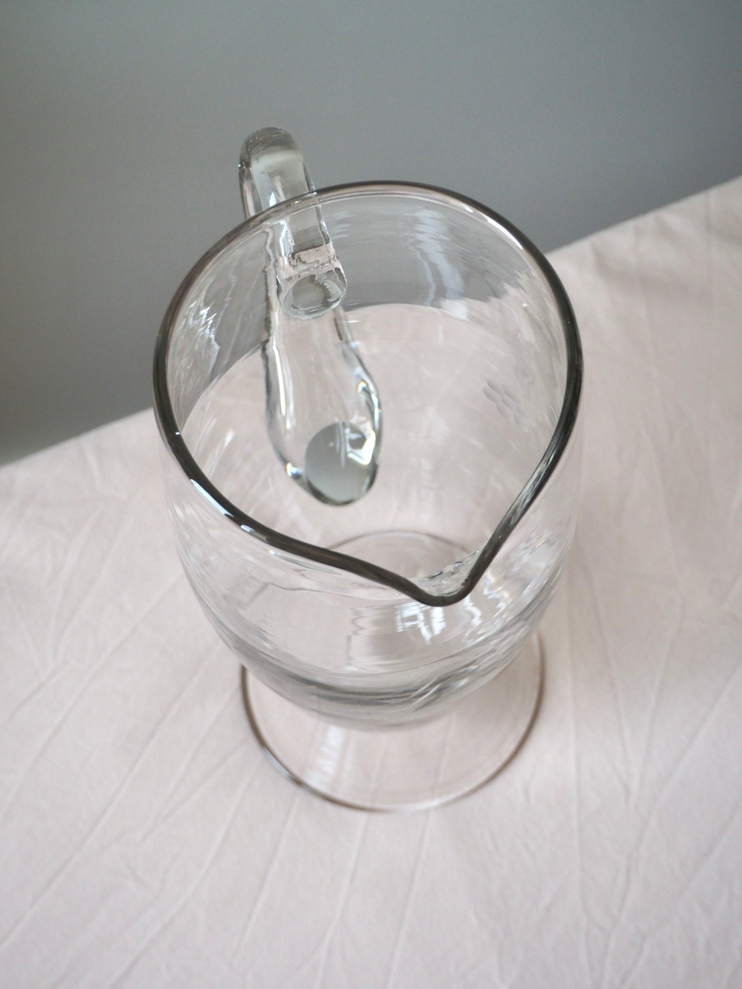 La carafe en verre ciselé