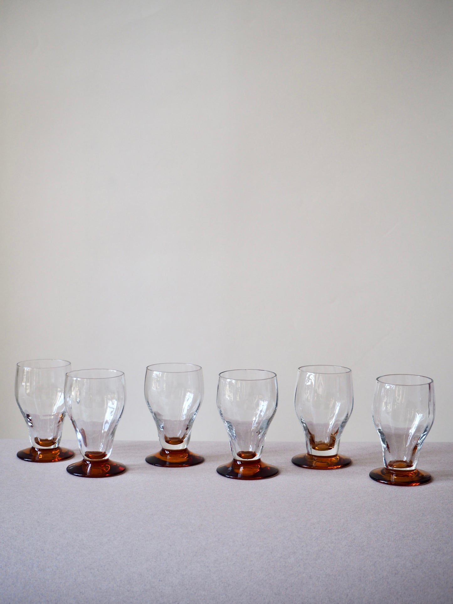 Verres à liqueurs au pied ambré