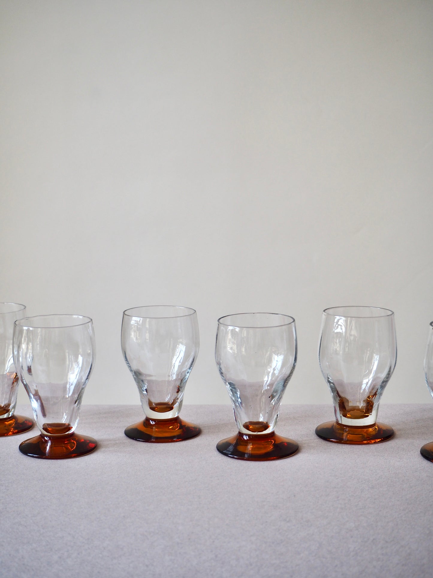 Verres à liqueurs au pied ambré