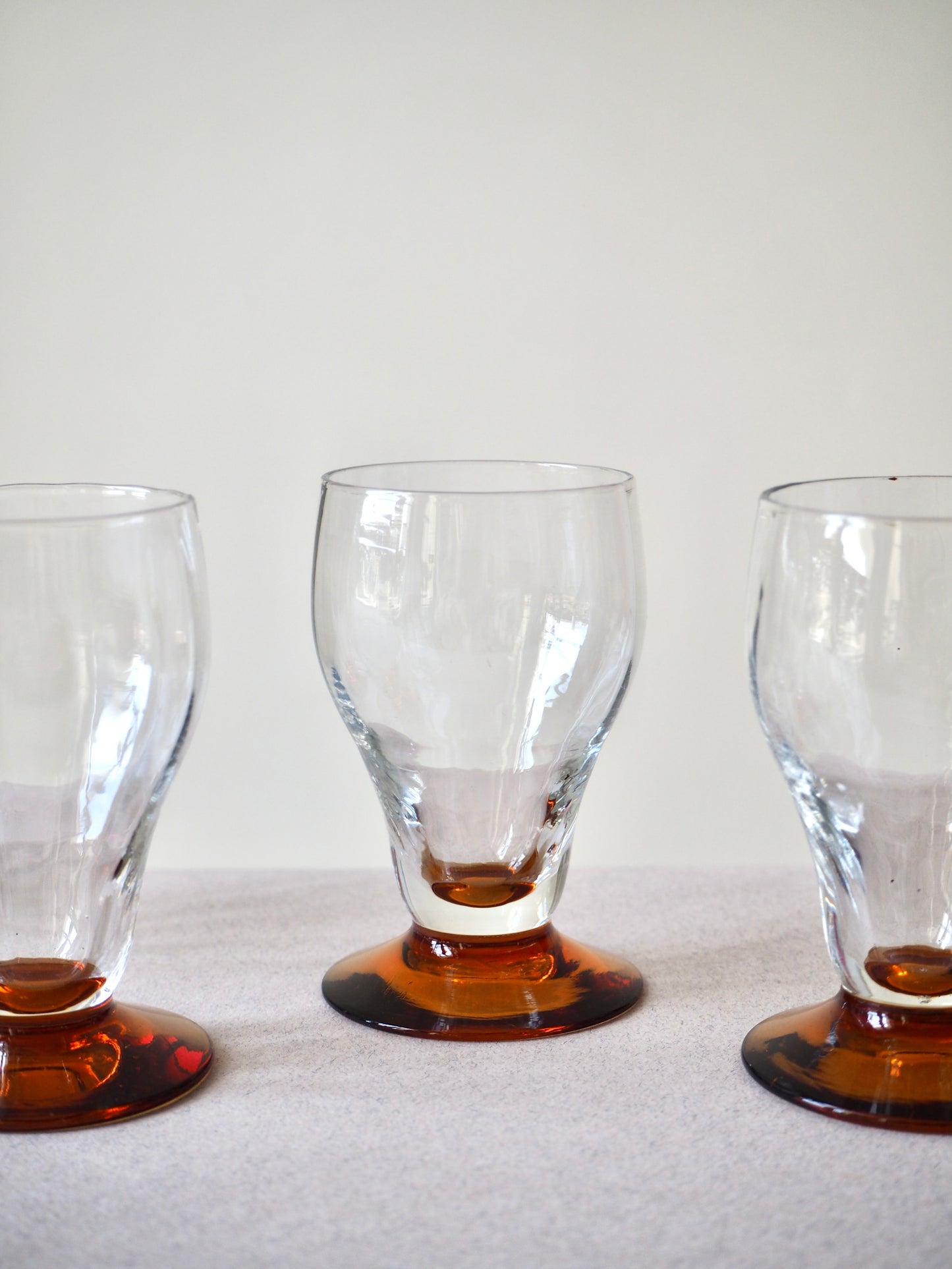 Verres à liqueurs au pied ambré