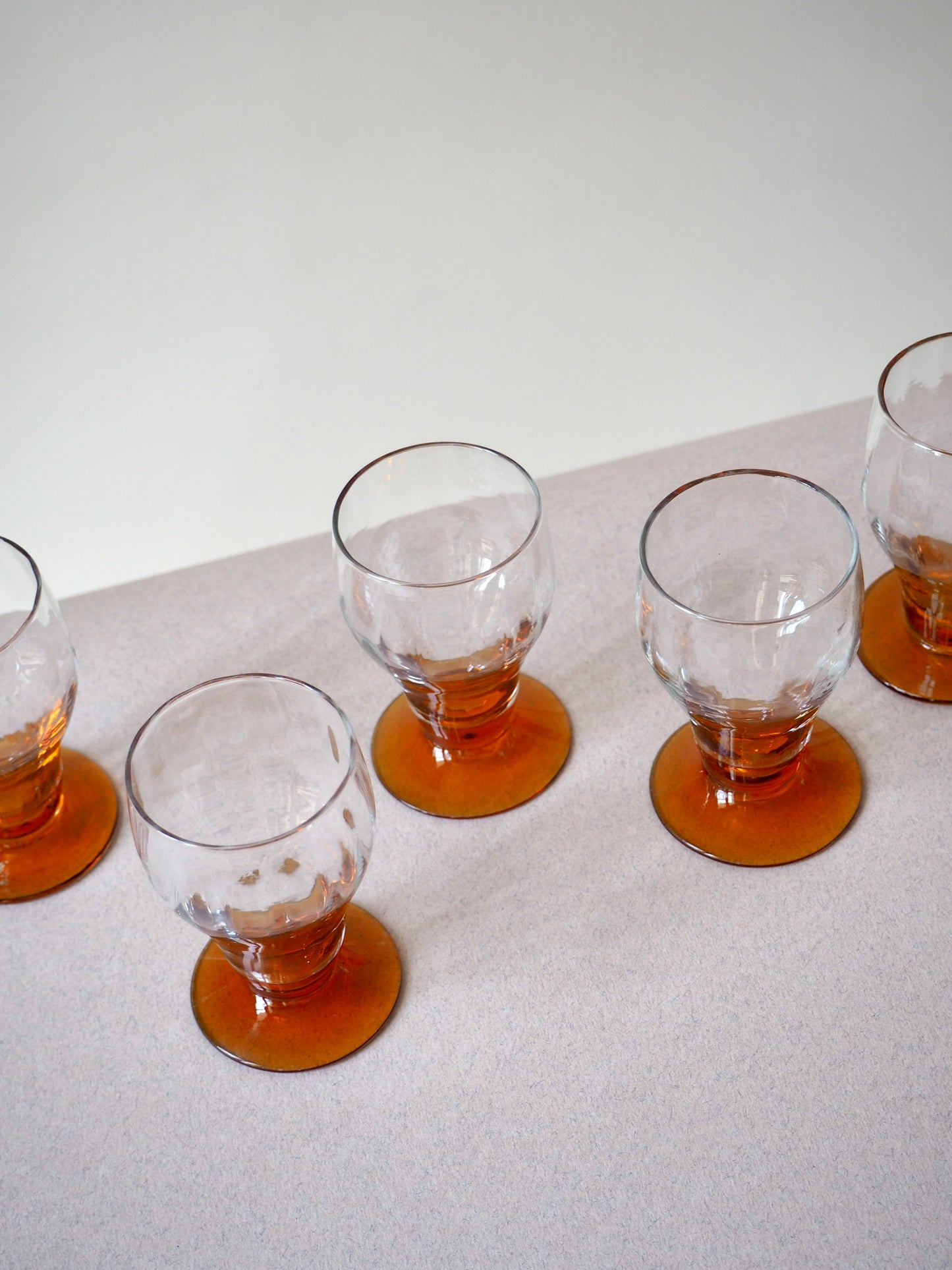 Verres à liqueurs au pied ambré