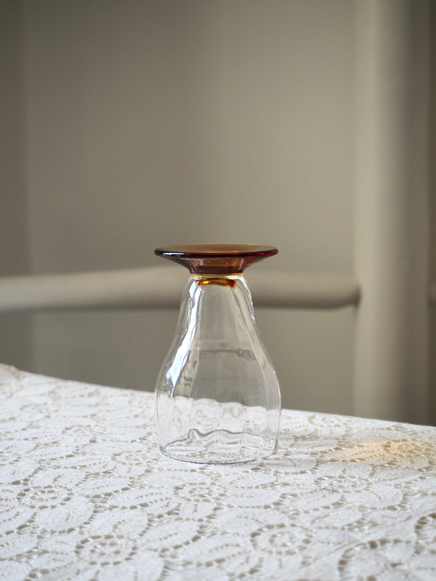 Verres à liqueurs au pied ambré