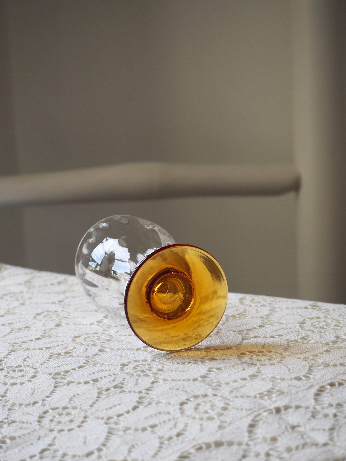 Verres à liqueurs au pied ambré