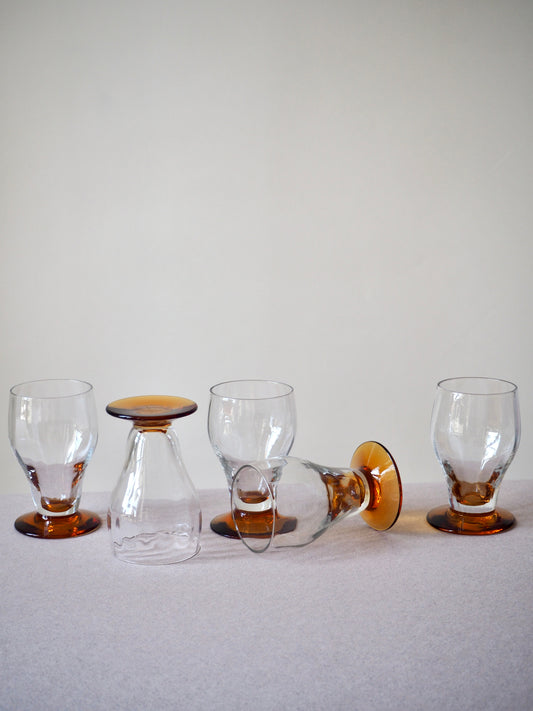 Verres à liqueurs au pied ambré