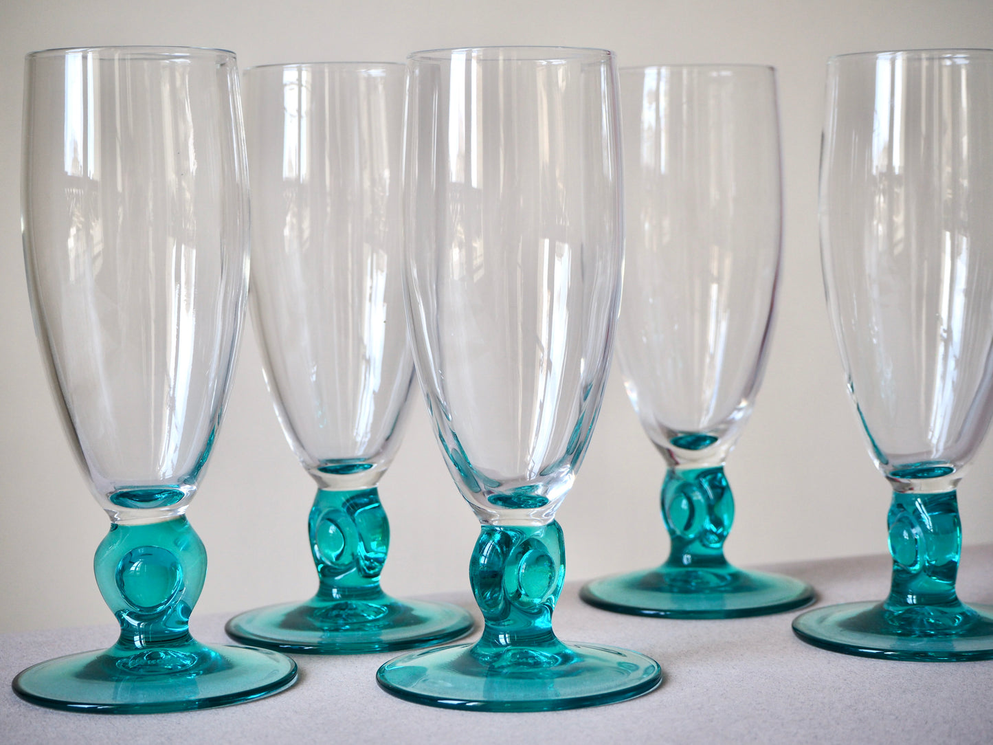 Les verres à champagnes au pied turquoise