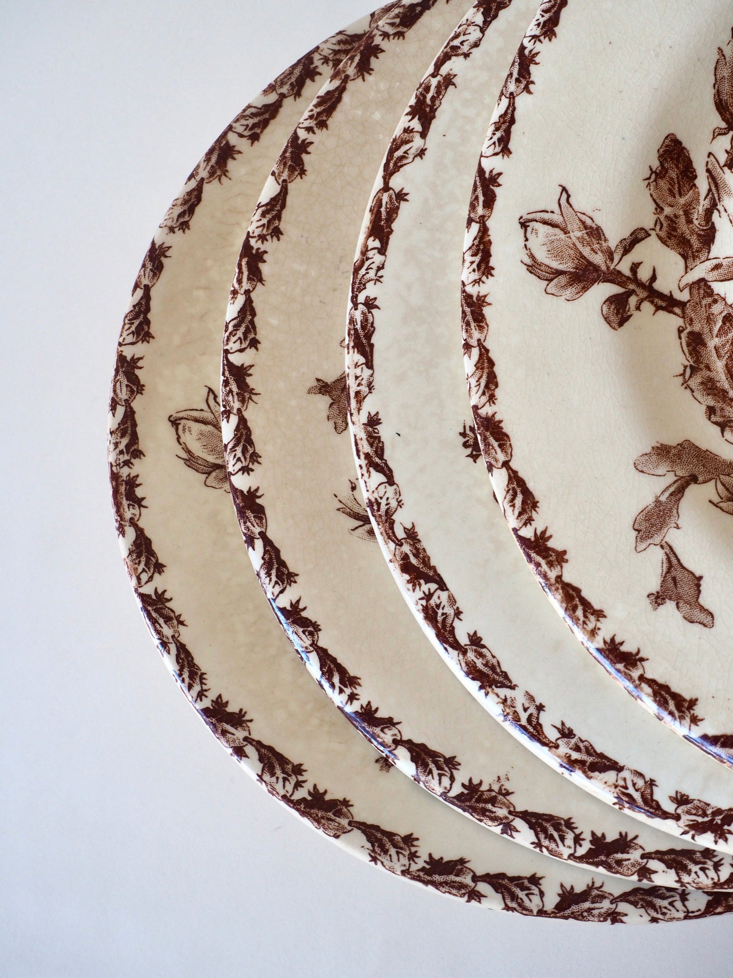 Assiettes en terre de fer, Gien