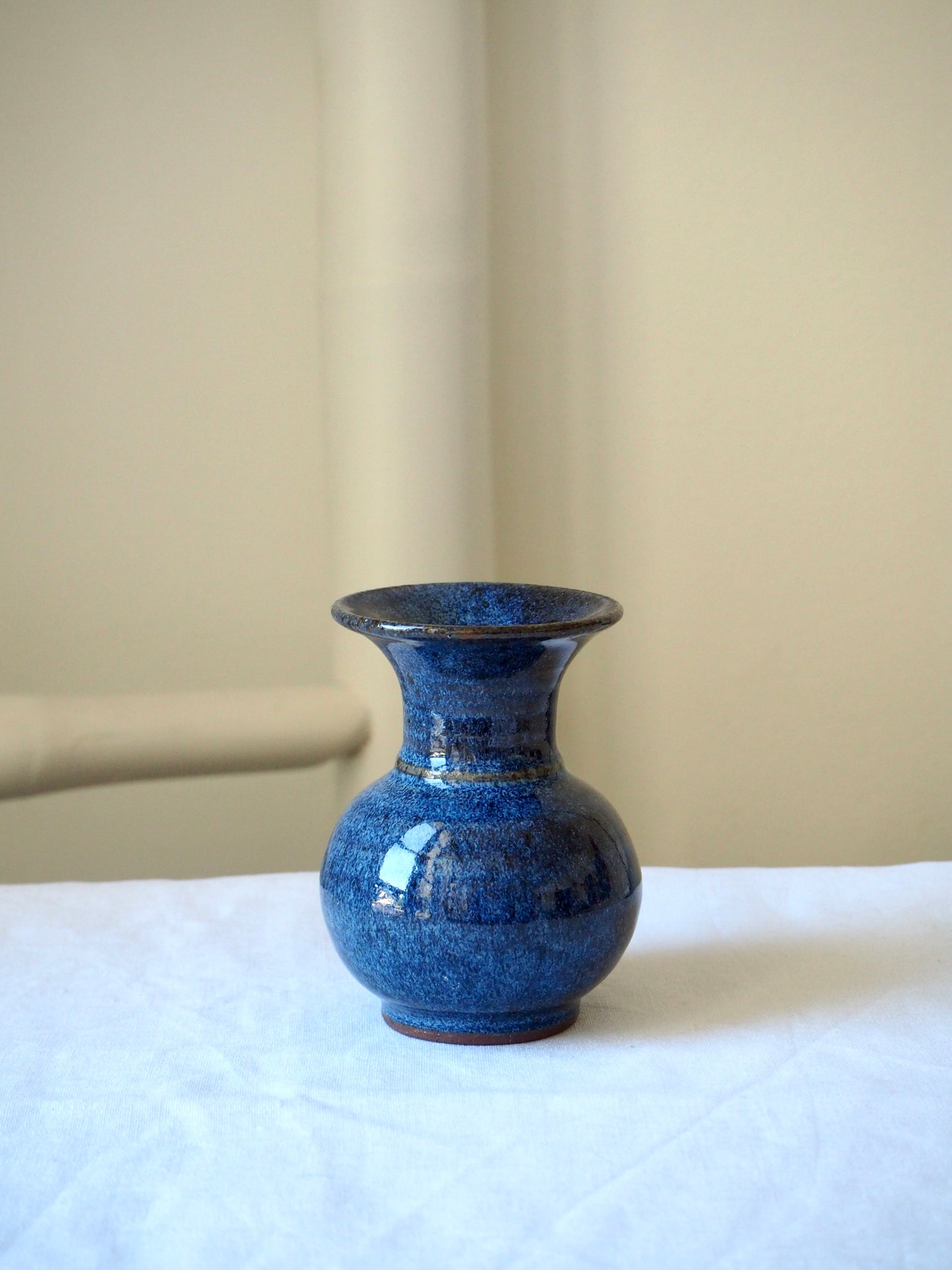 Le petit vase en grès bleu