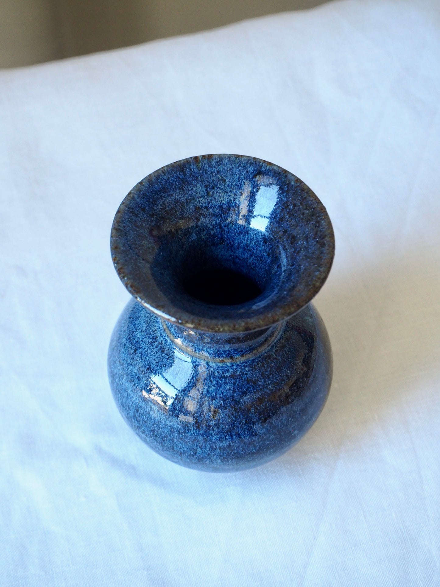 Le petit vase en grès bleu