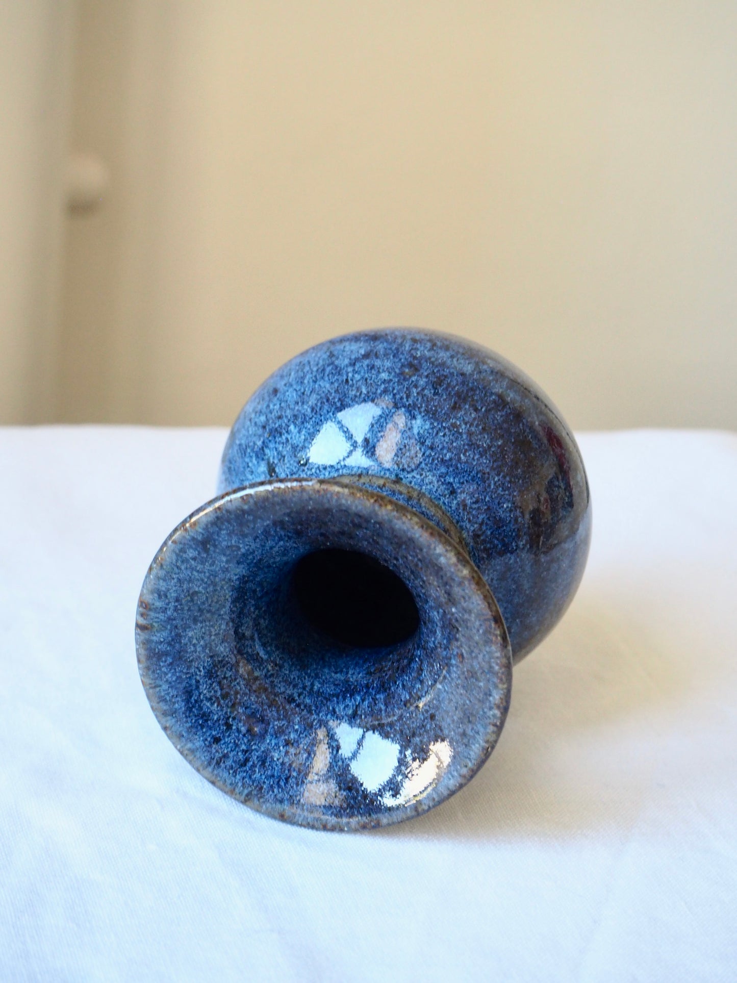 Le petit vase en grès bleu