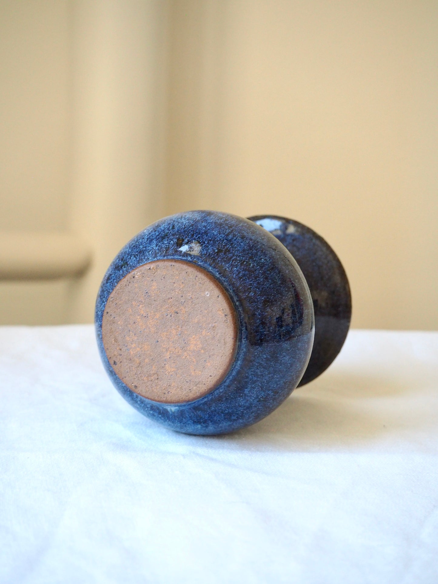 Le petit vase en grès bleu