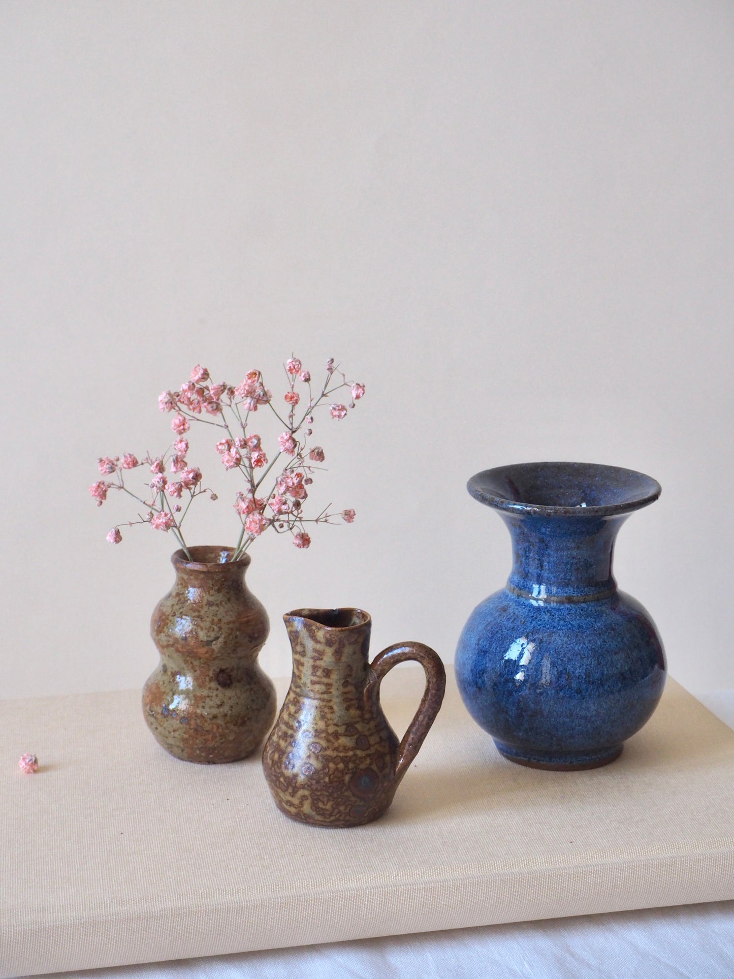 Le petit vase en grès bleu