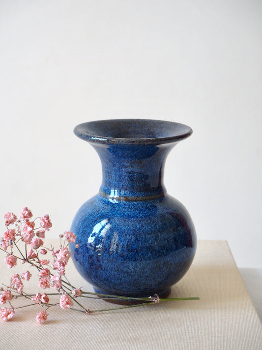 Le petit vase en grès bleu