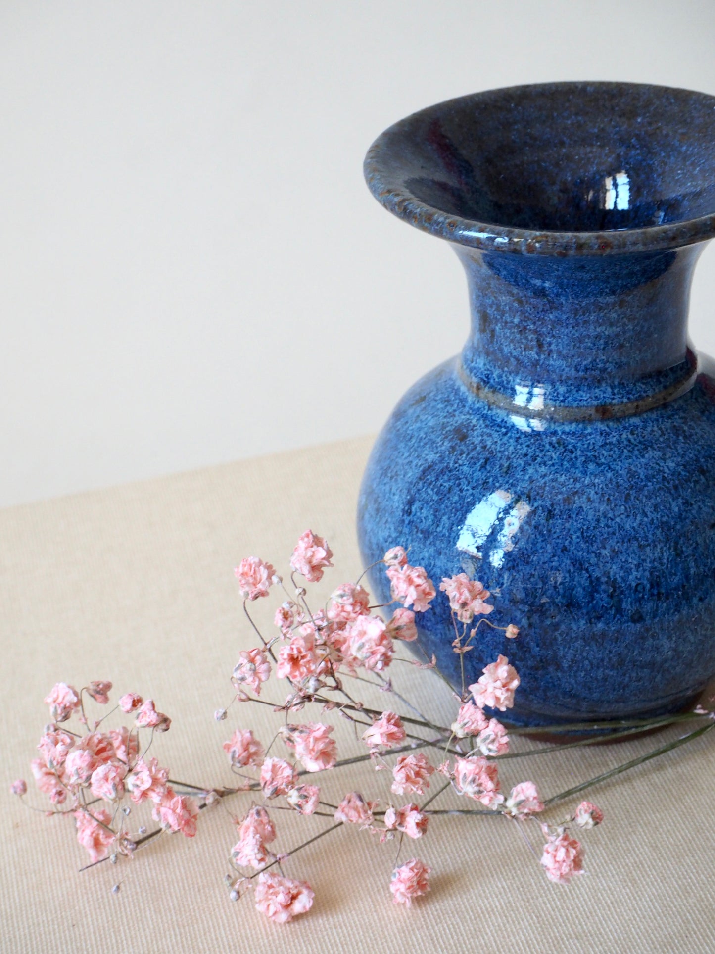 Le petit vase en grès bleu