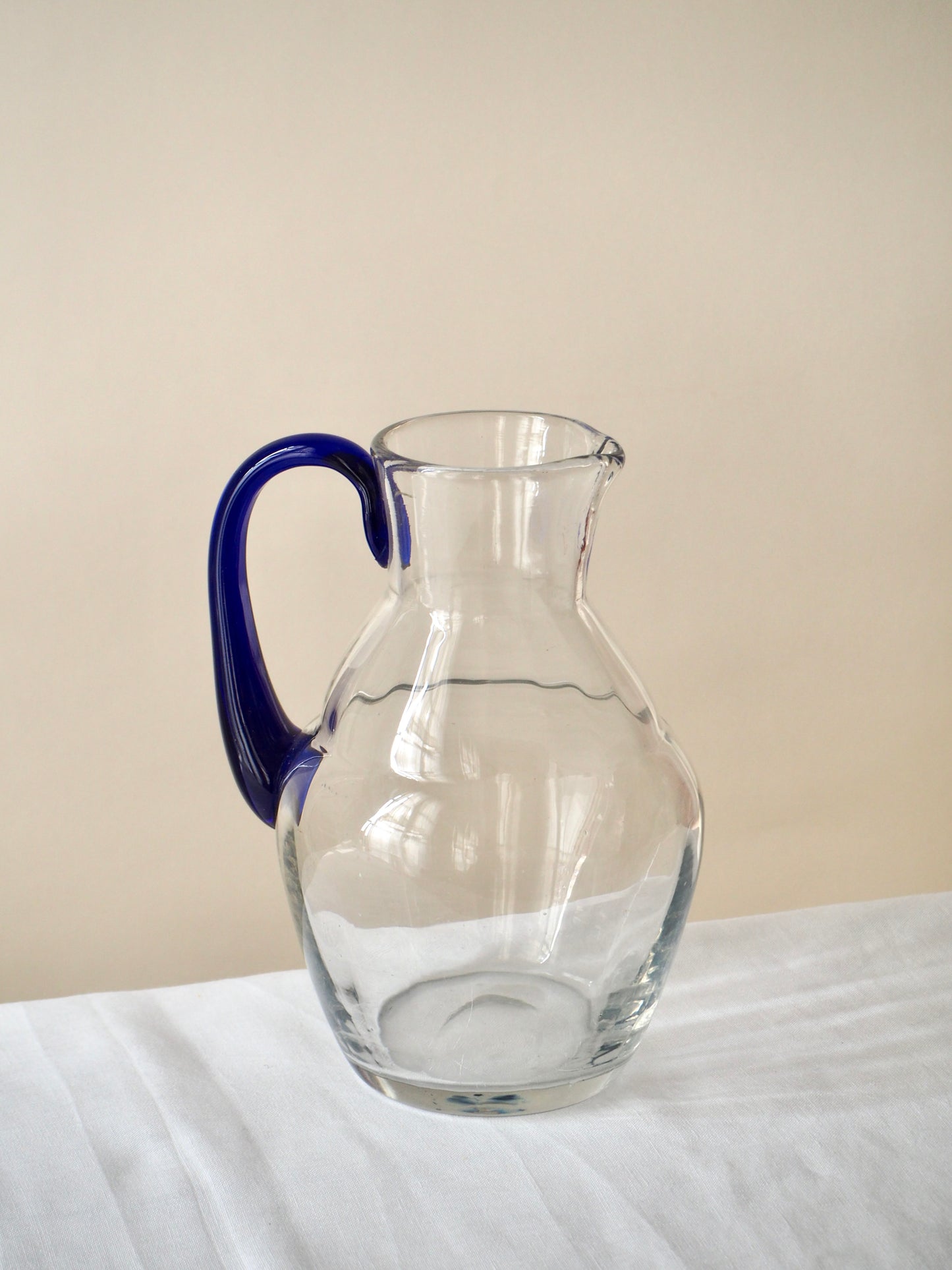 La carafe à anse bleue