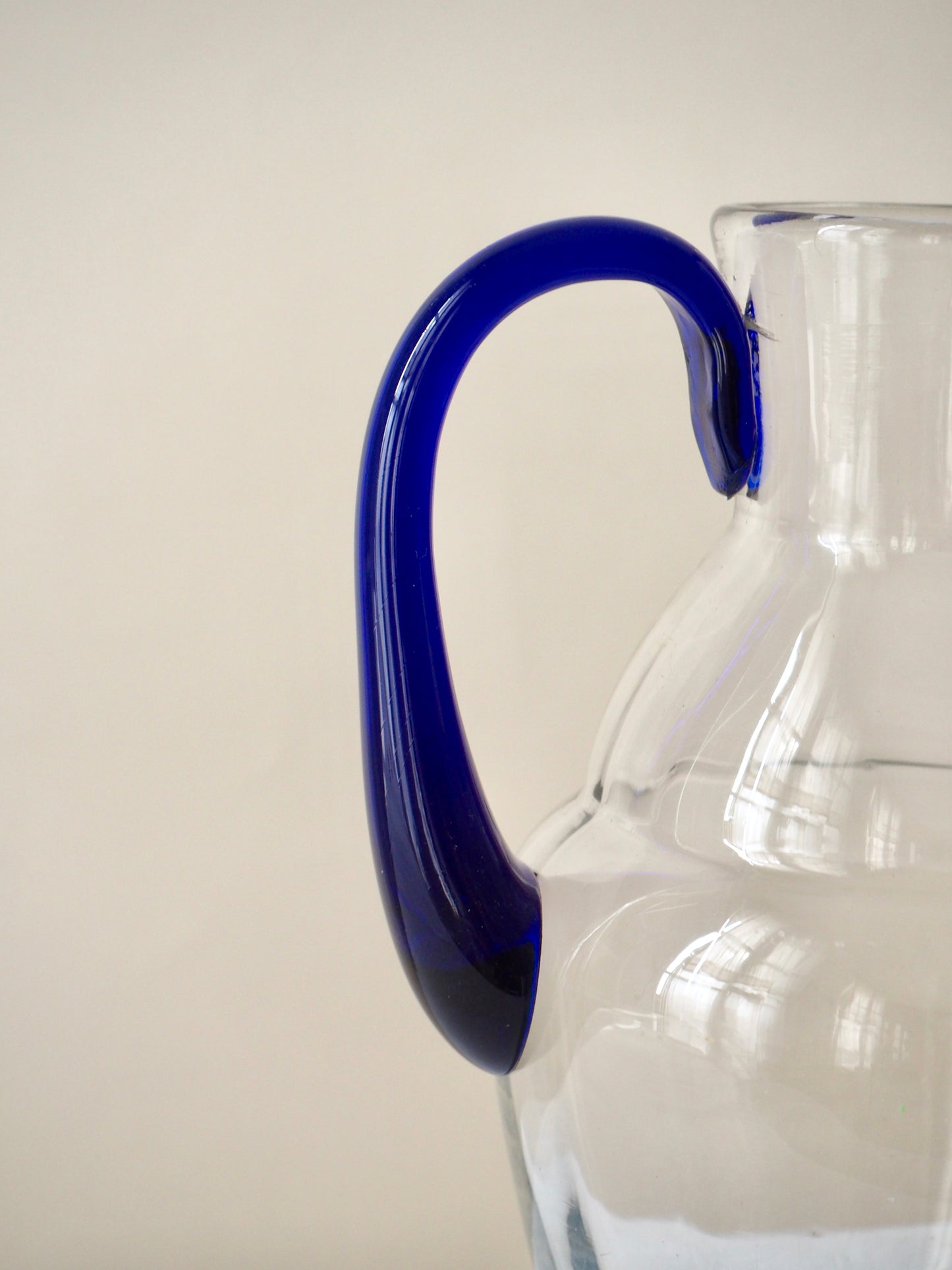 La carafe à anse bleue