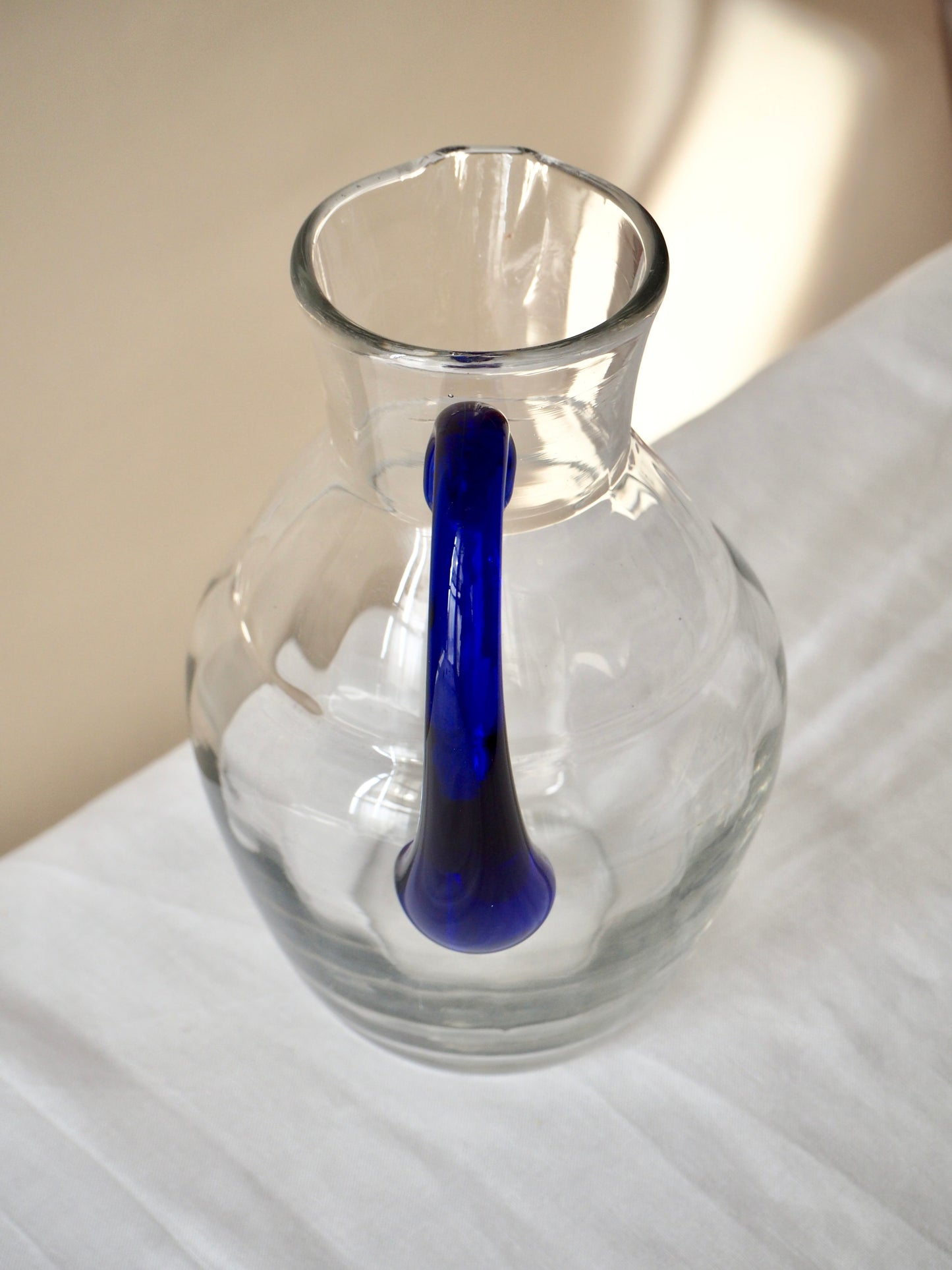 La carafe à anse bleue